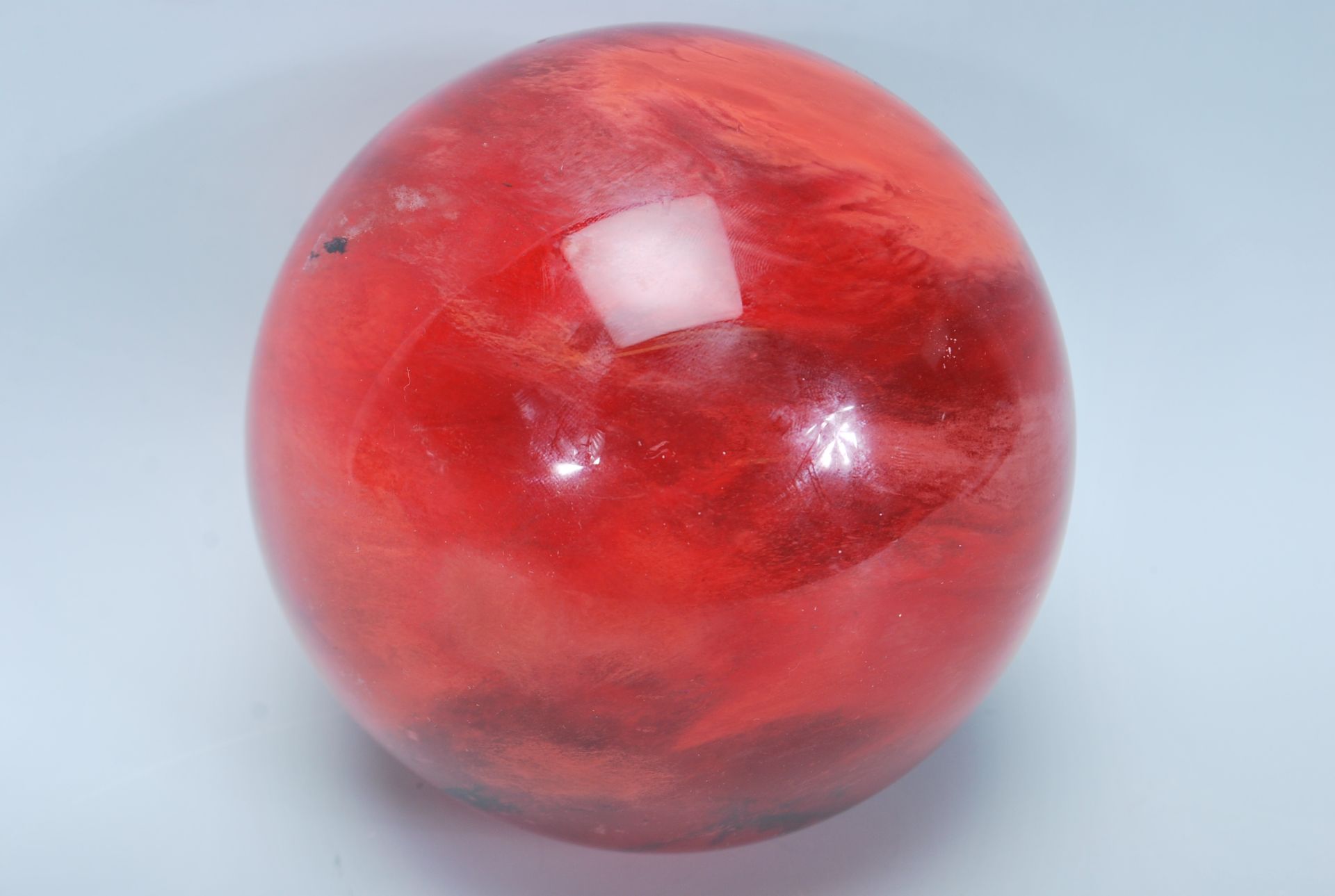 A vintage 20th Century heavy red glass witch type ball / decorative orb with swirl decoration within - Bild 2 aus 5