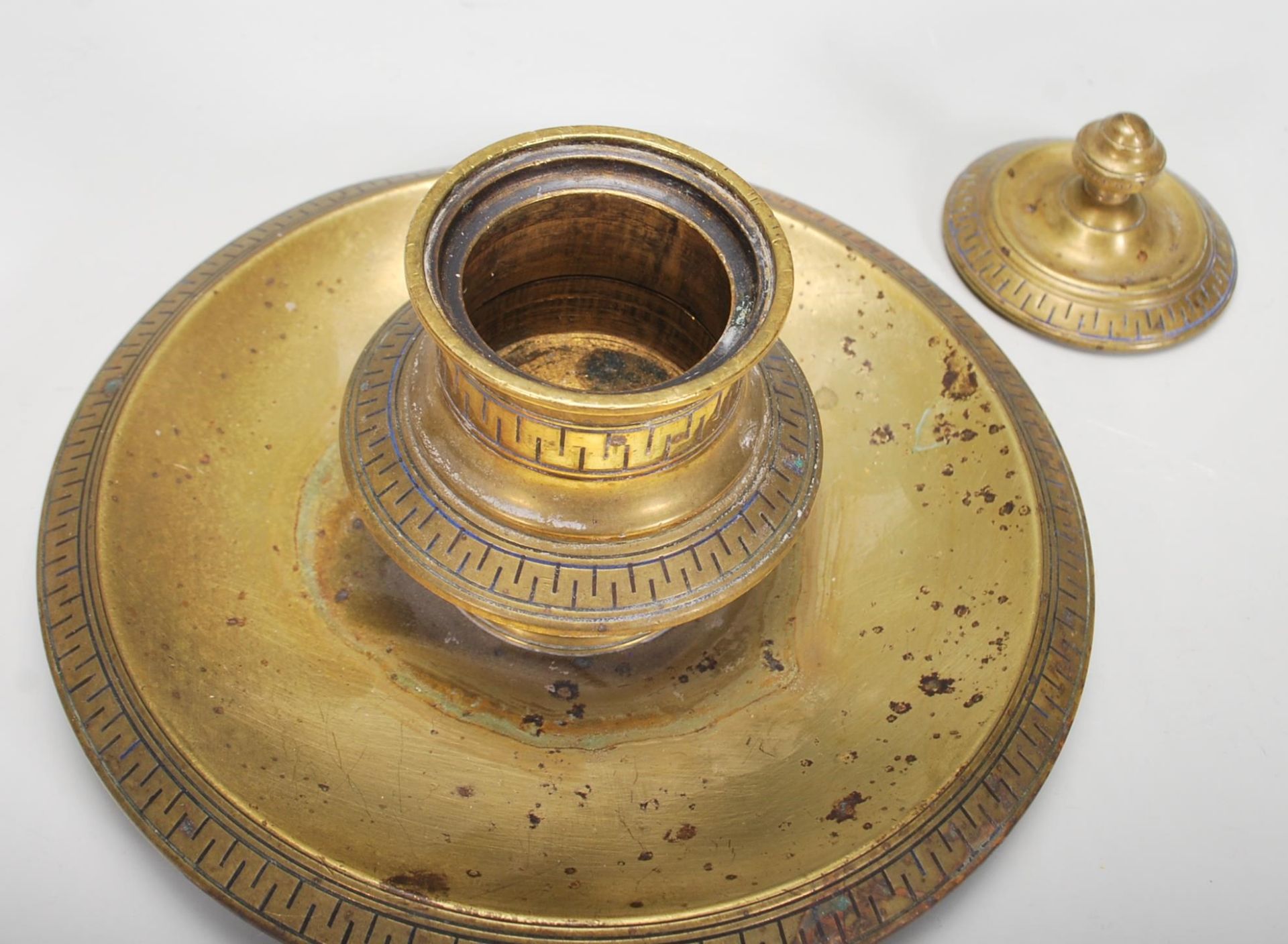 A Victorian 19th century brass desk top single inkwell. Raised on a circular tray pen base with - Bild 4 aus 8