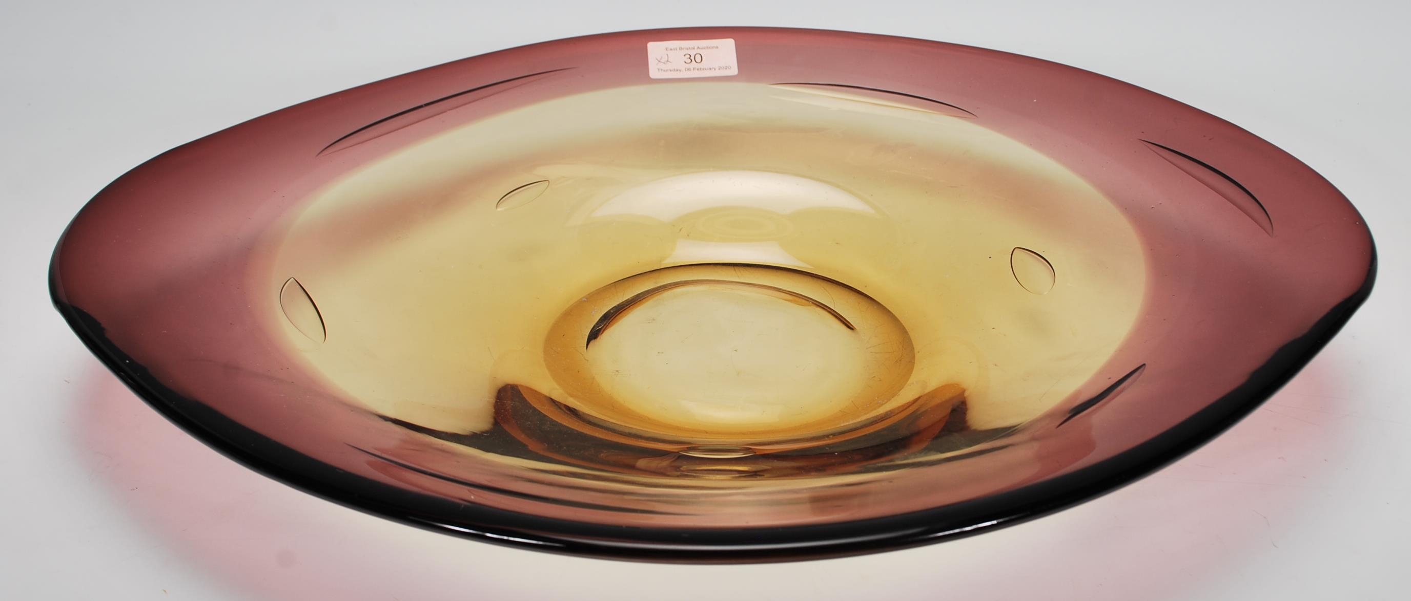 Art Glass - A retro 20th Century oval glass table centrepiece / bowl of cherry and amber colour - Image 3 of 13