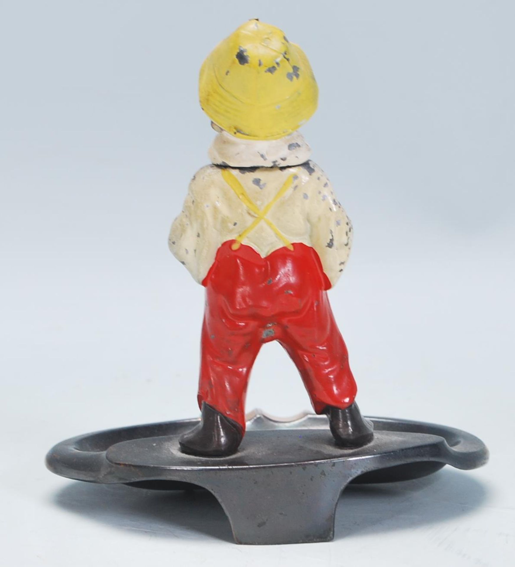 A vintage mid 20th Century novelty ashtray having a cold cast figurine of a boy smoking a cigar with - Bild 3 aus 7