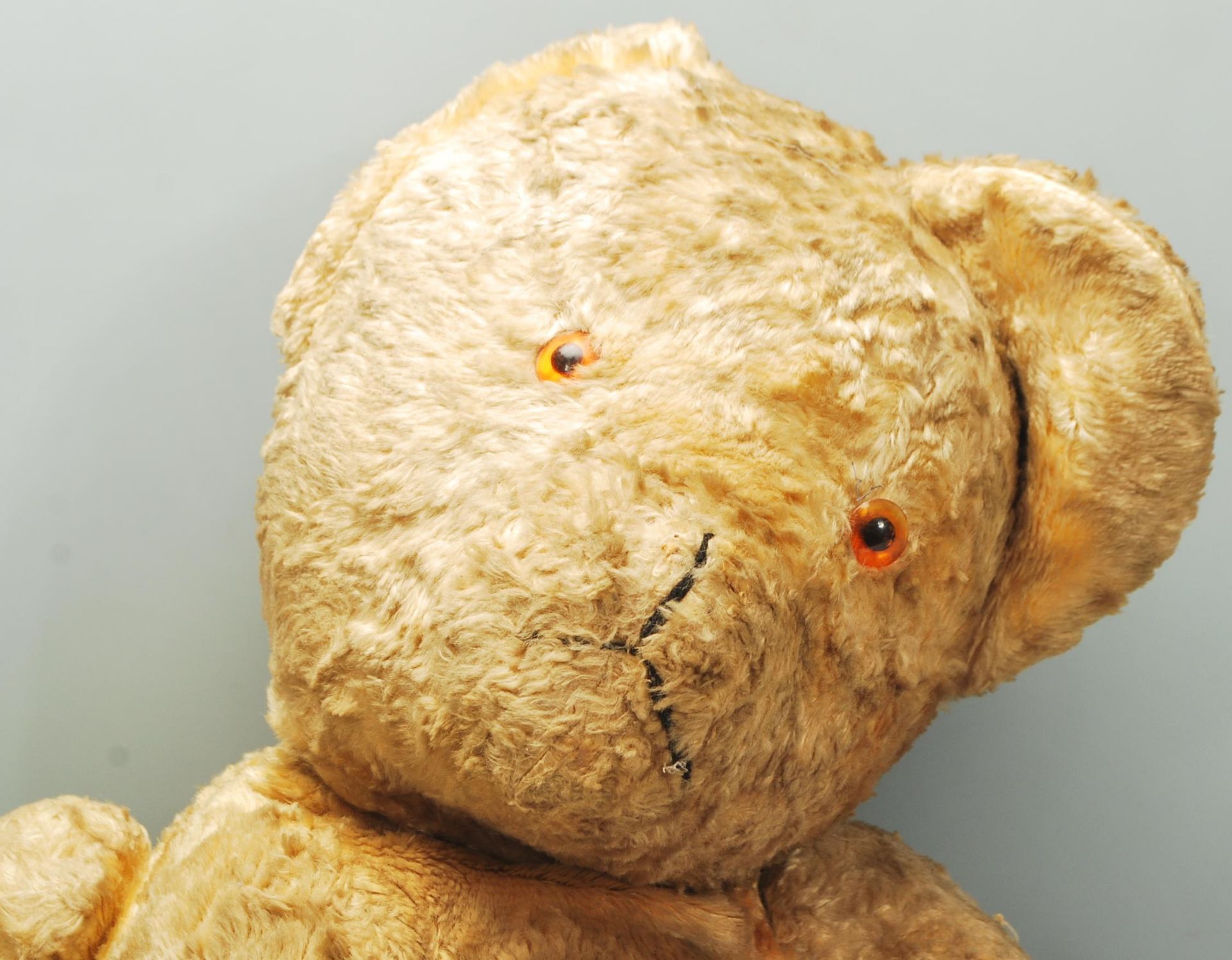 A vintage early to mid 20th Century childs teddy bear constructed from mohair with leather patches - Bild 2 aus 6