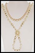 A vintage faux pearl graduated bead necklace havin