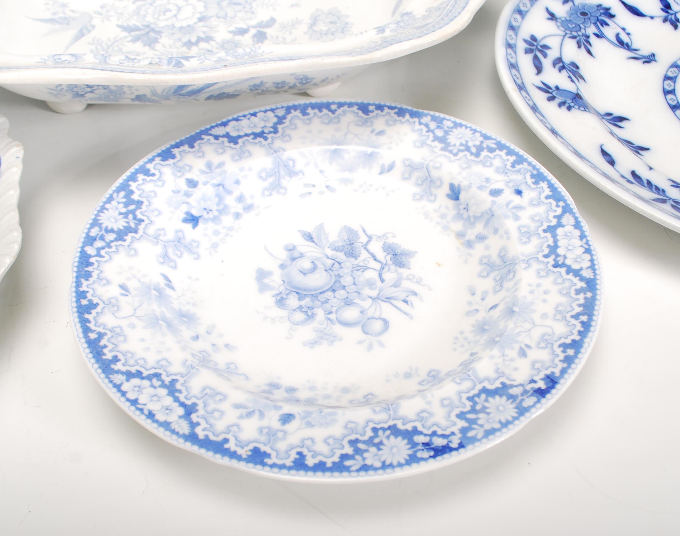 A collection of blue and white English ceramics da - Image 5 of 11