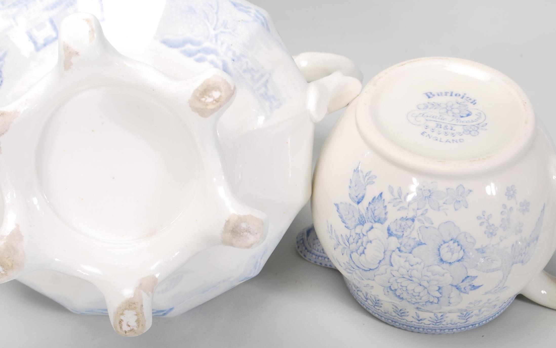 A collection of blue and white English ceramics da - Image 9 of 11