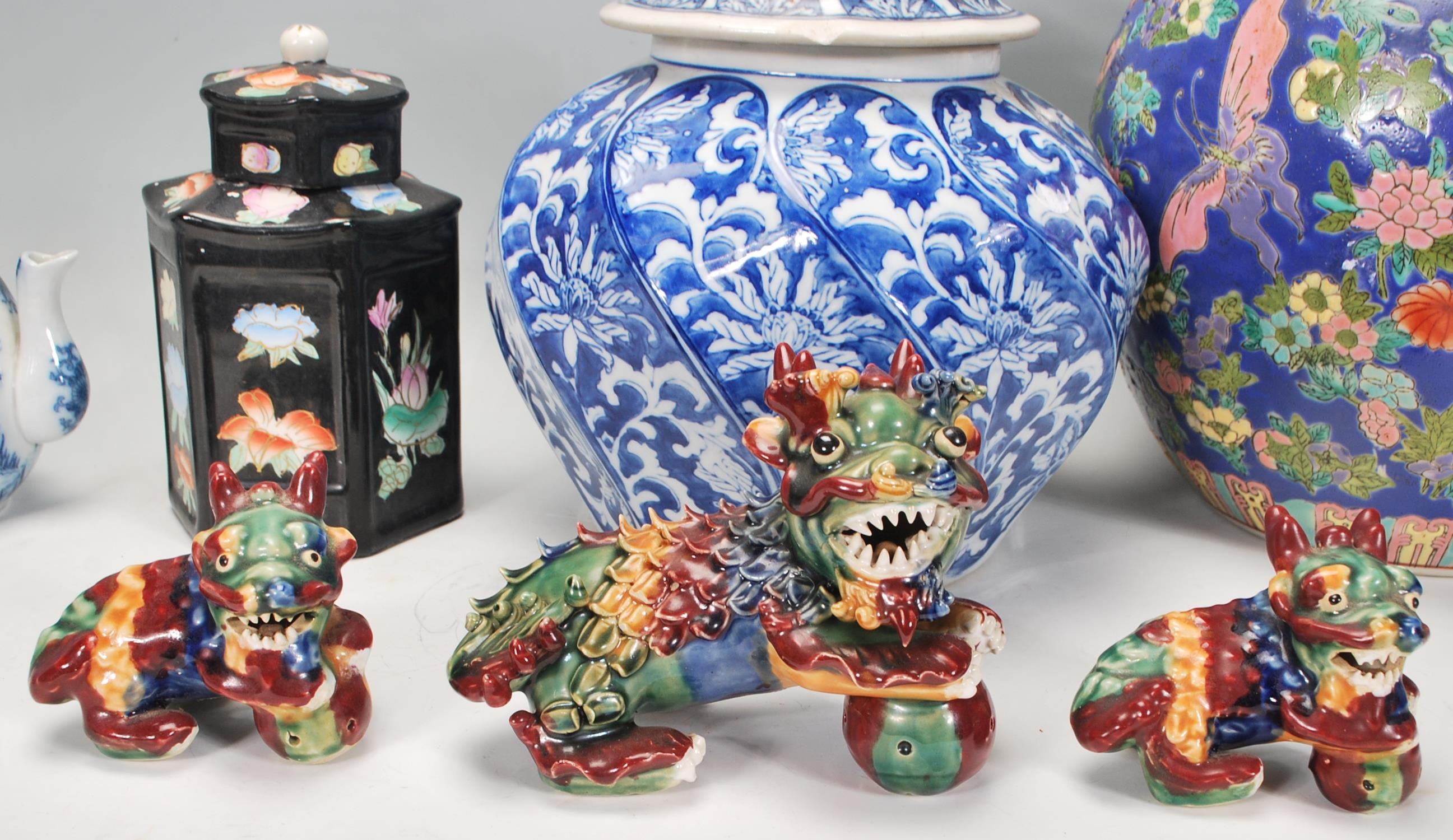 A mix group of 20th Chinese ceramic wares to inclu - Image 4 of 6