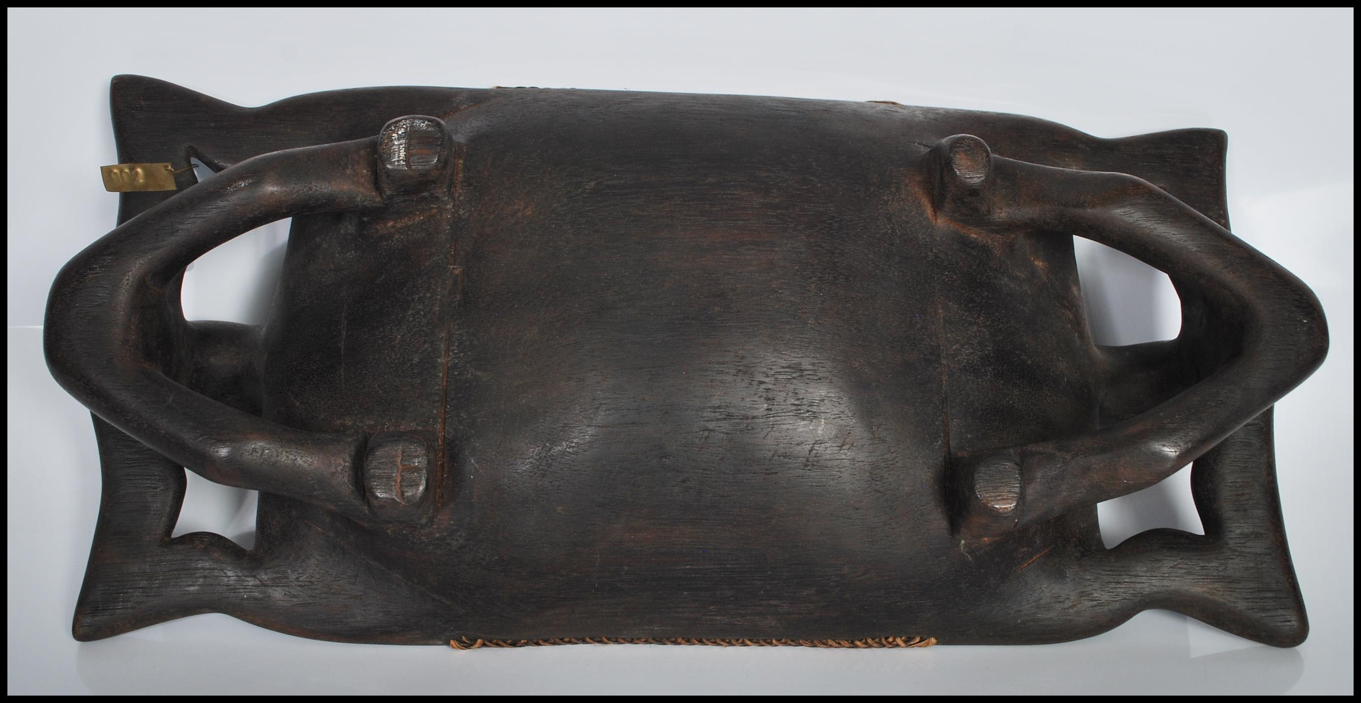 A 20th Century carved African hardwood tribal tray - Image 6 of 8