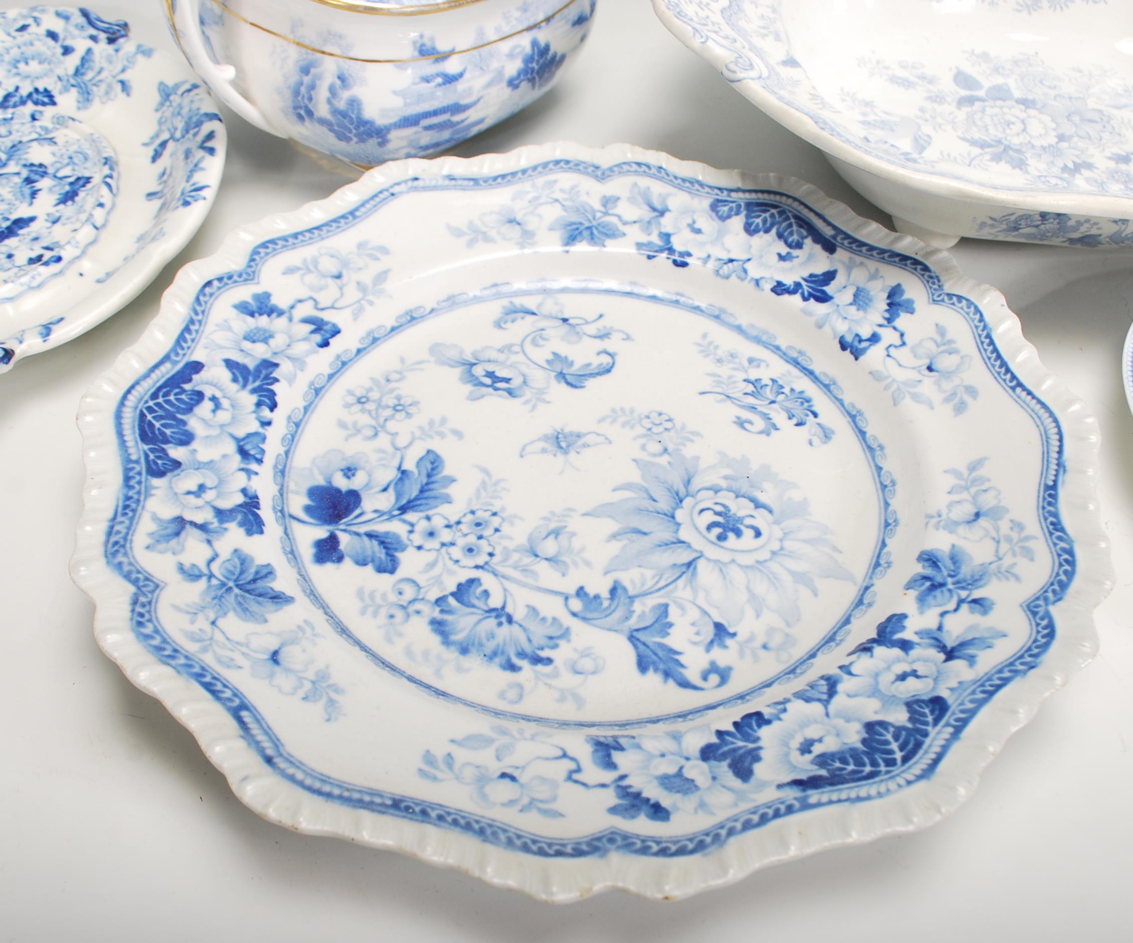 A collection of blue and white English ceramics da - Image 4 of 11