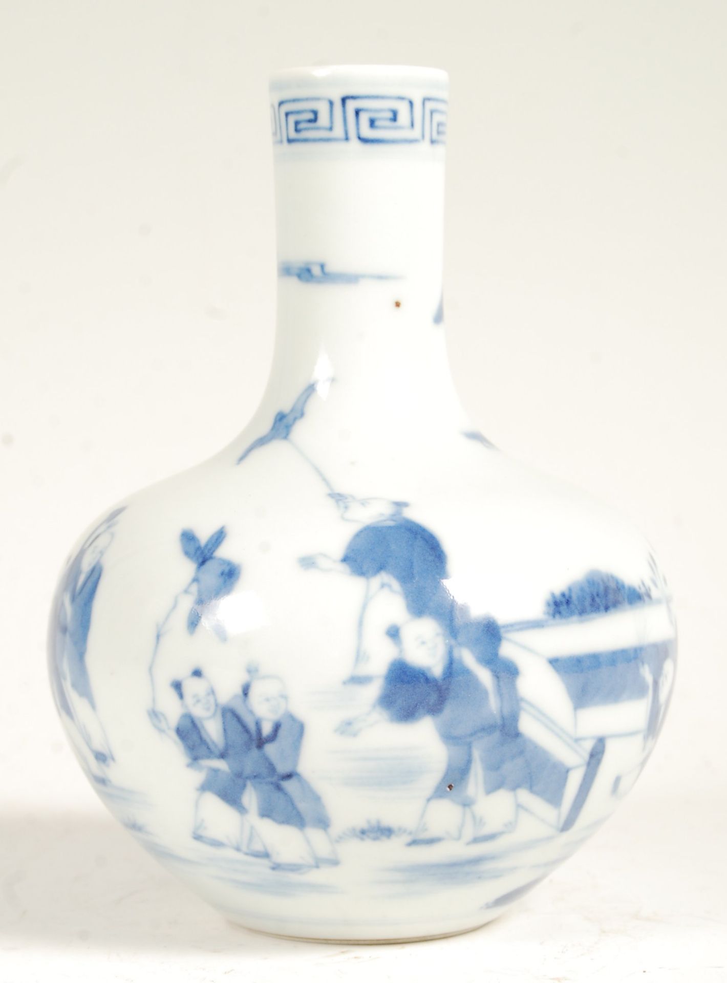 19TH CENTURY CHINESE BLUE AND WHITE KANGXI MARK VASE - Bild 2 aus 5