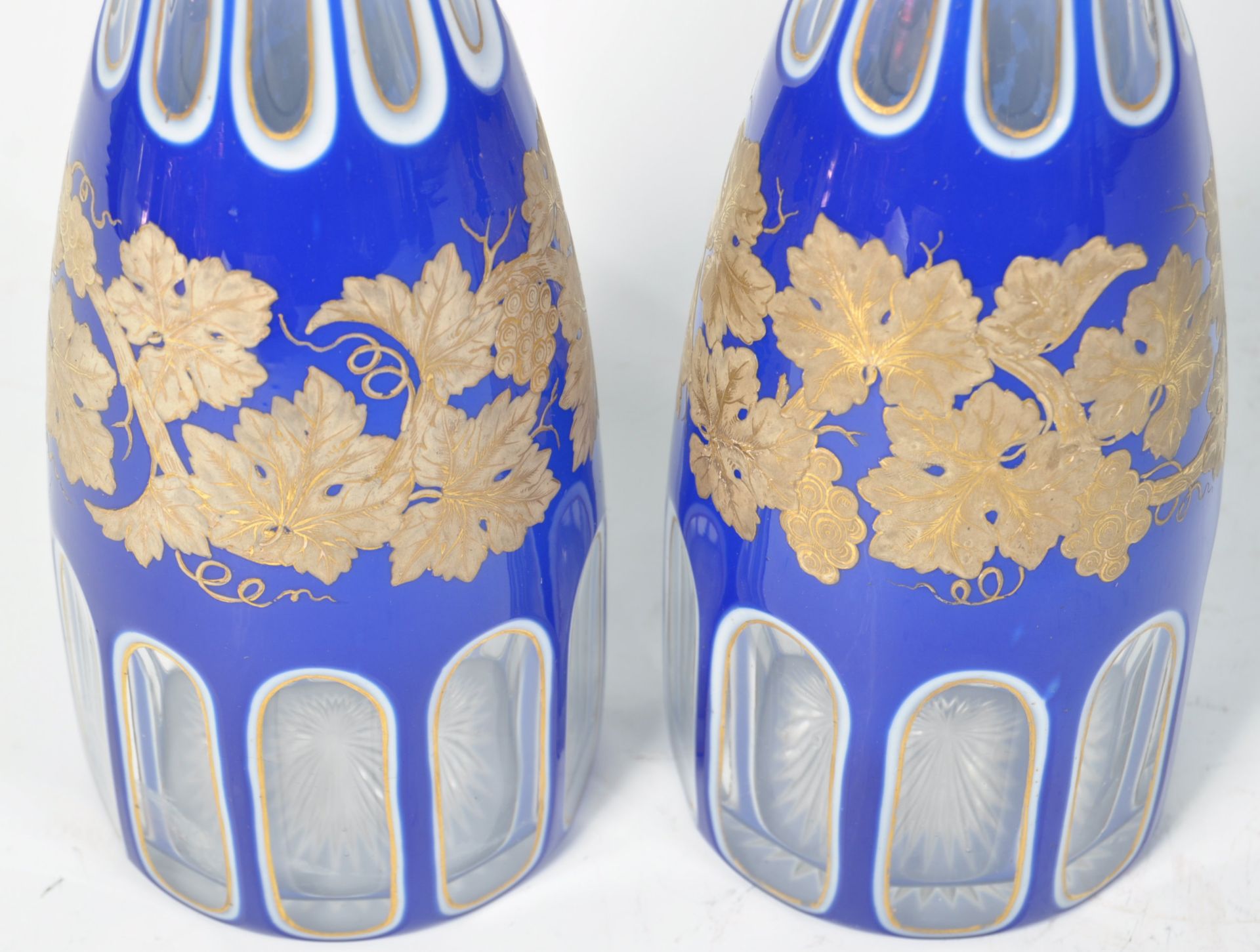 PAIR OF 19TH CENTURY BLUE AND WHITE GILT OVERLAY DECANTERS - Bild 3 aus 5