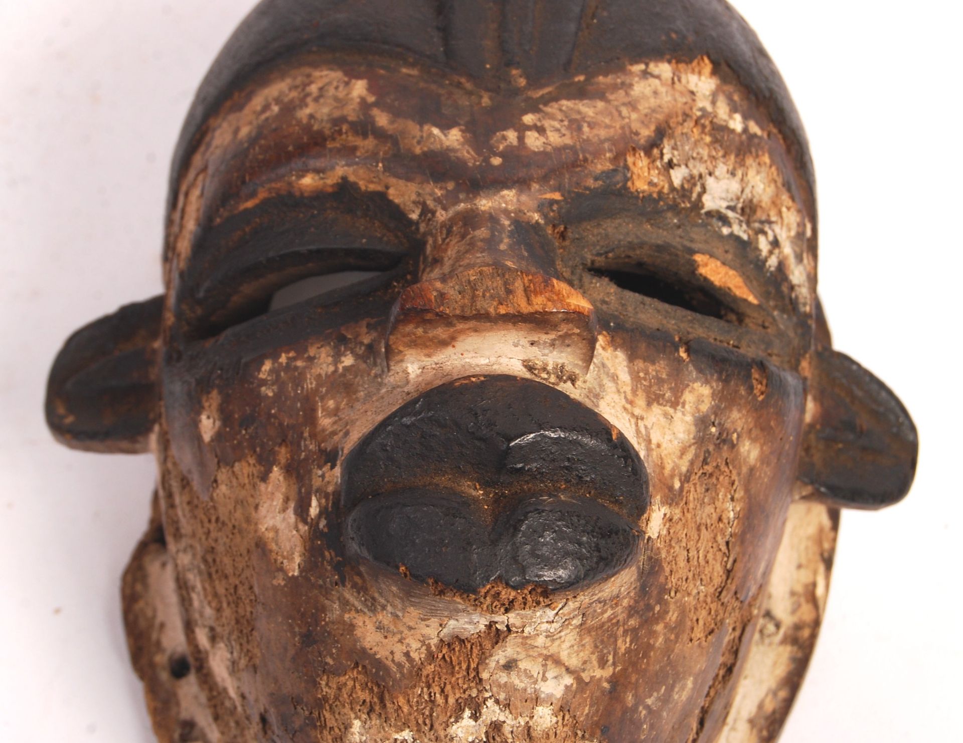 19TH CENTURY AFRICAN TRIBAL CARVED BAULE MASK - Bild 2 aus 3