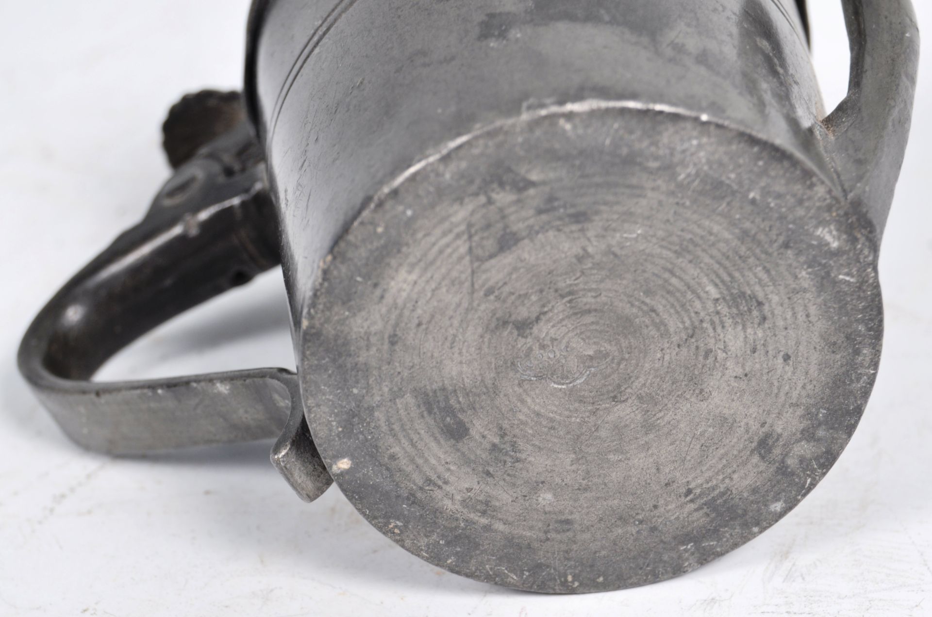 ANTIQUE MINIATURE PEWTER WATERING CAN WITH TOUCH MARKS TO BASE - Bild 5 aus 5