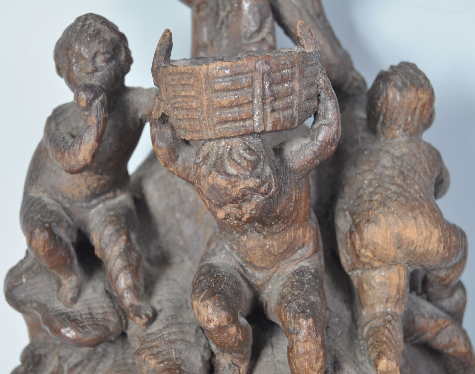 EARLY 18TH CENTURY CARVED FIGURINE GROUP OF CHERUBS CLIMBING TREE - Bild 2 aus 4