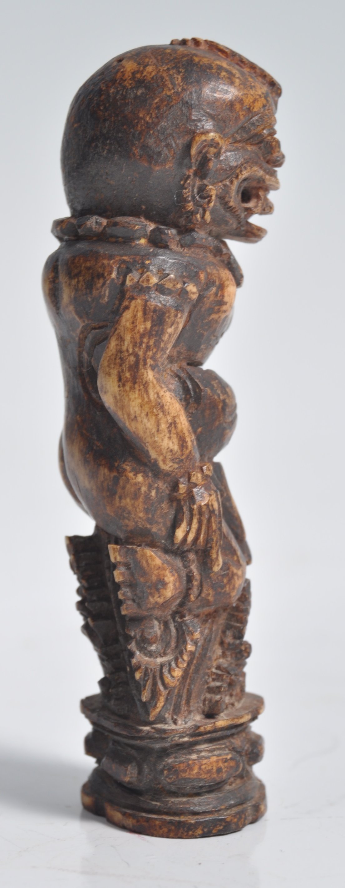 UNUSUAL INDONESIAN CARVED BONE SCULPTURE OF AN ANCIENT DEITY - Image 3 of 5