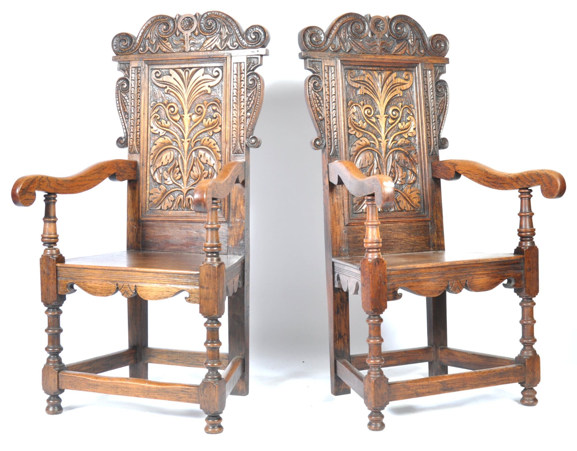 PAIR OF EARLY 20TH CENTURY OAK WAINSCOT CHAIRS