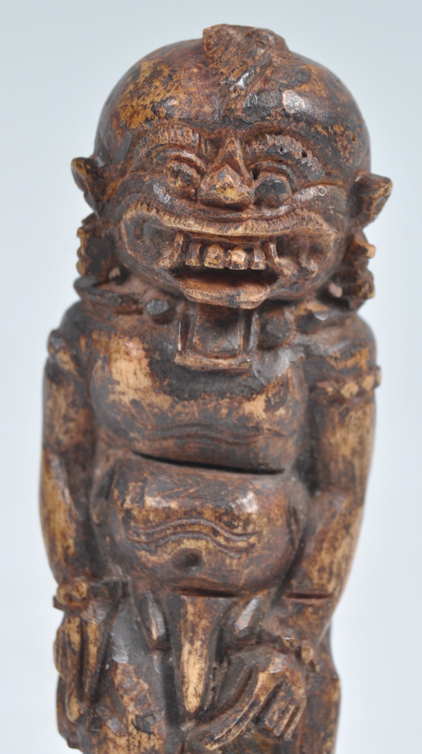 UNUSUAL INDONESIAN CARVED BONE SCULPTURE OF AN ANCIENT DEITY - Image 4 of 5