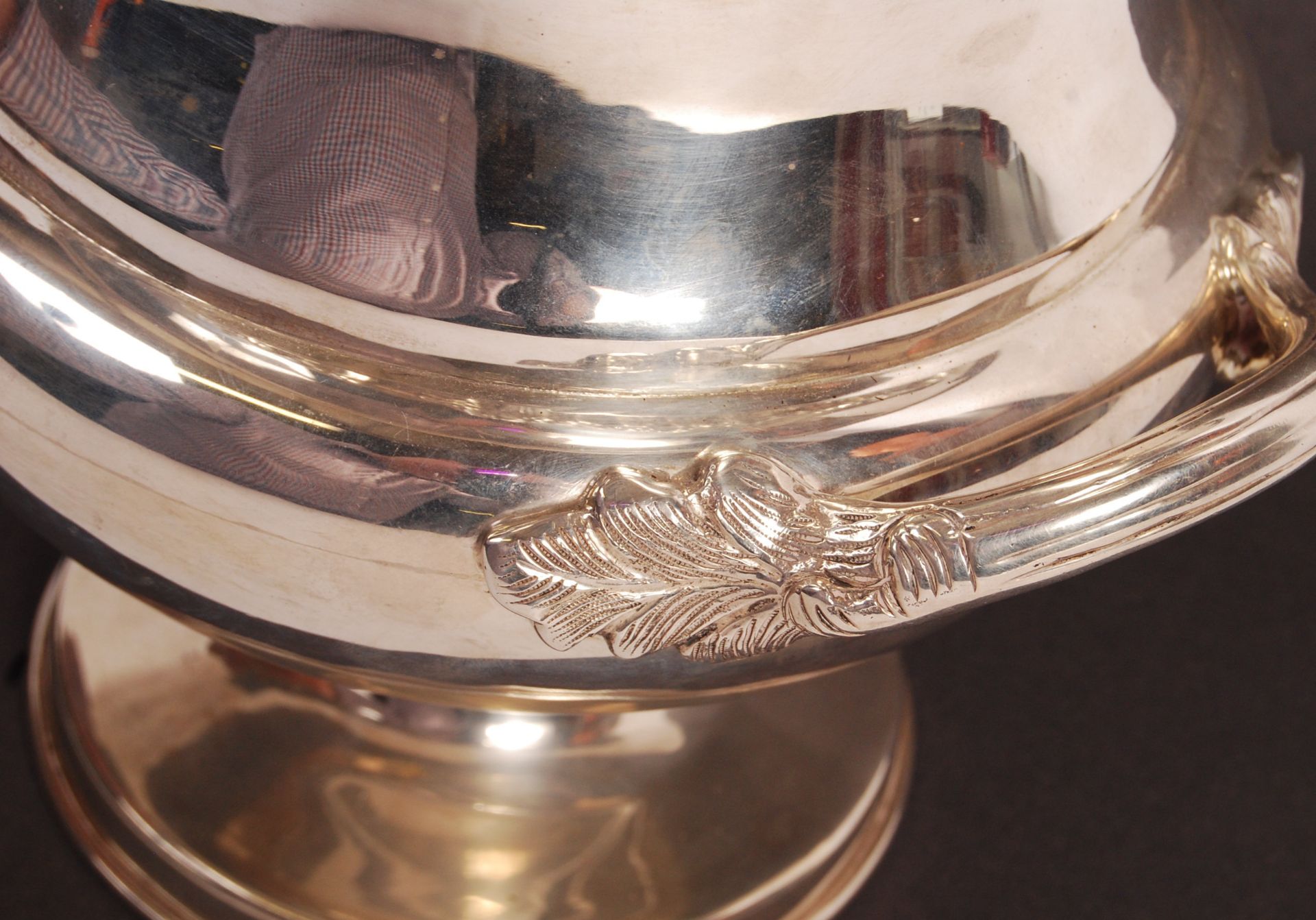 LARGE STERLING SILVER CHAMPAGNE BUCKET WITH LEAF AND VINE DECORATION - Image 4 of 5