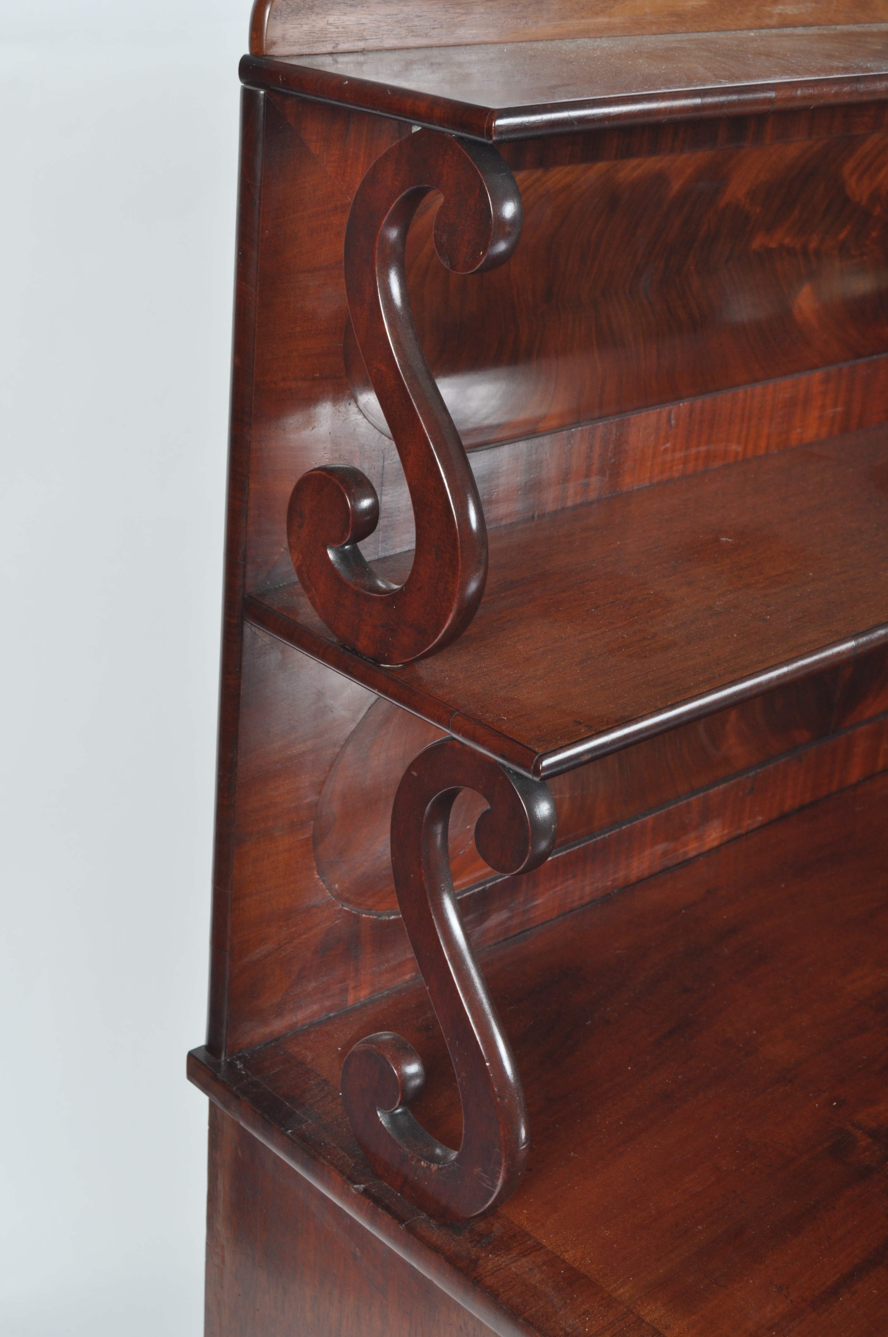 A 19TH CENTURY HIGH VICTORIAN MAHOGANY CHIFFONIER - Image 4 of 9