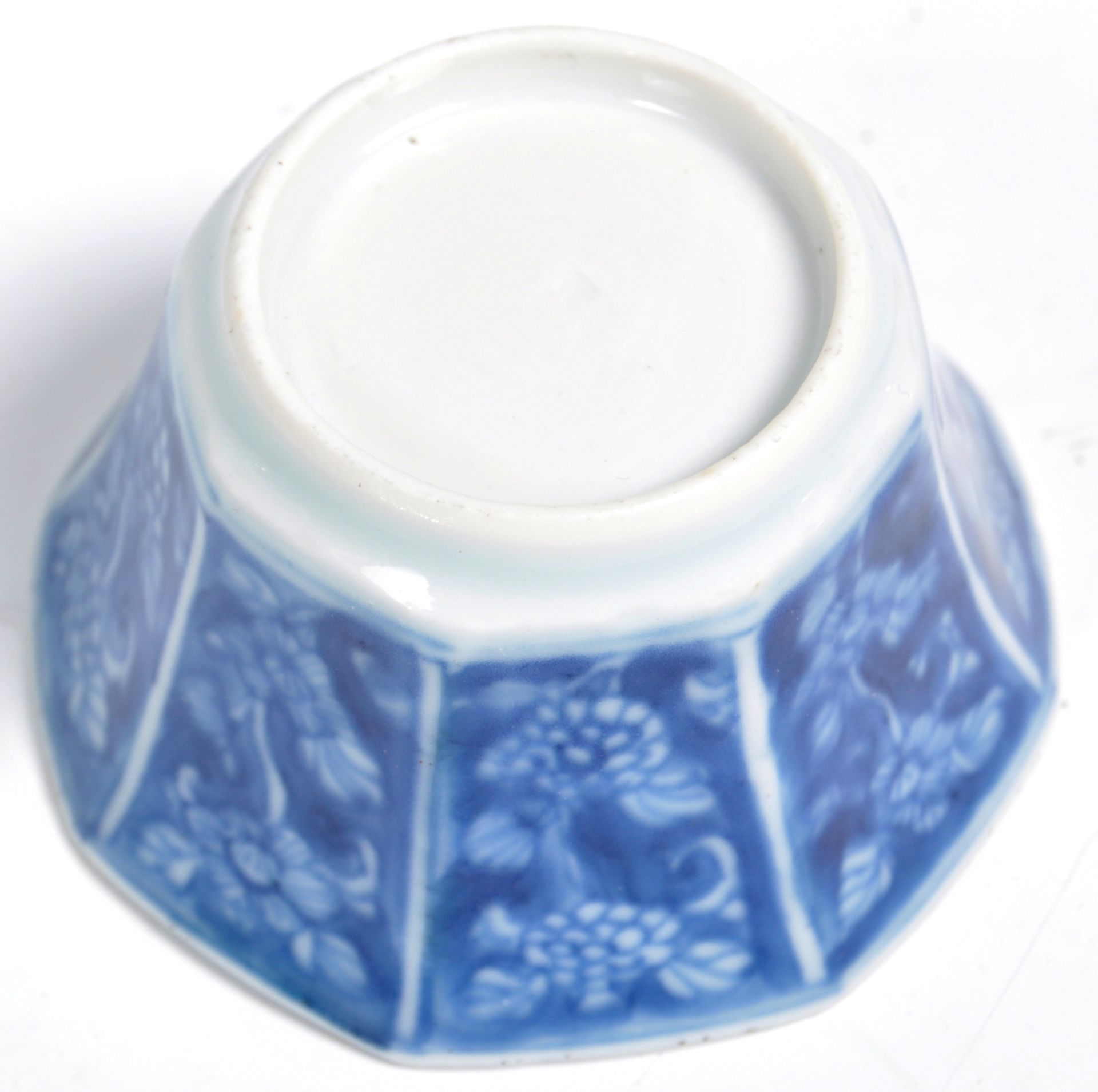 18TH CENTURY CHINESE BLUE AND WHITE PORCELAIN OCTAGONAL TEA BOWL - Bild 3 aus 3