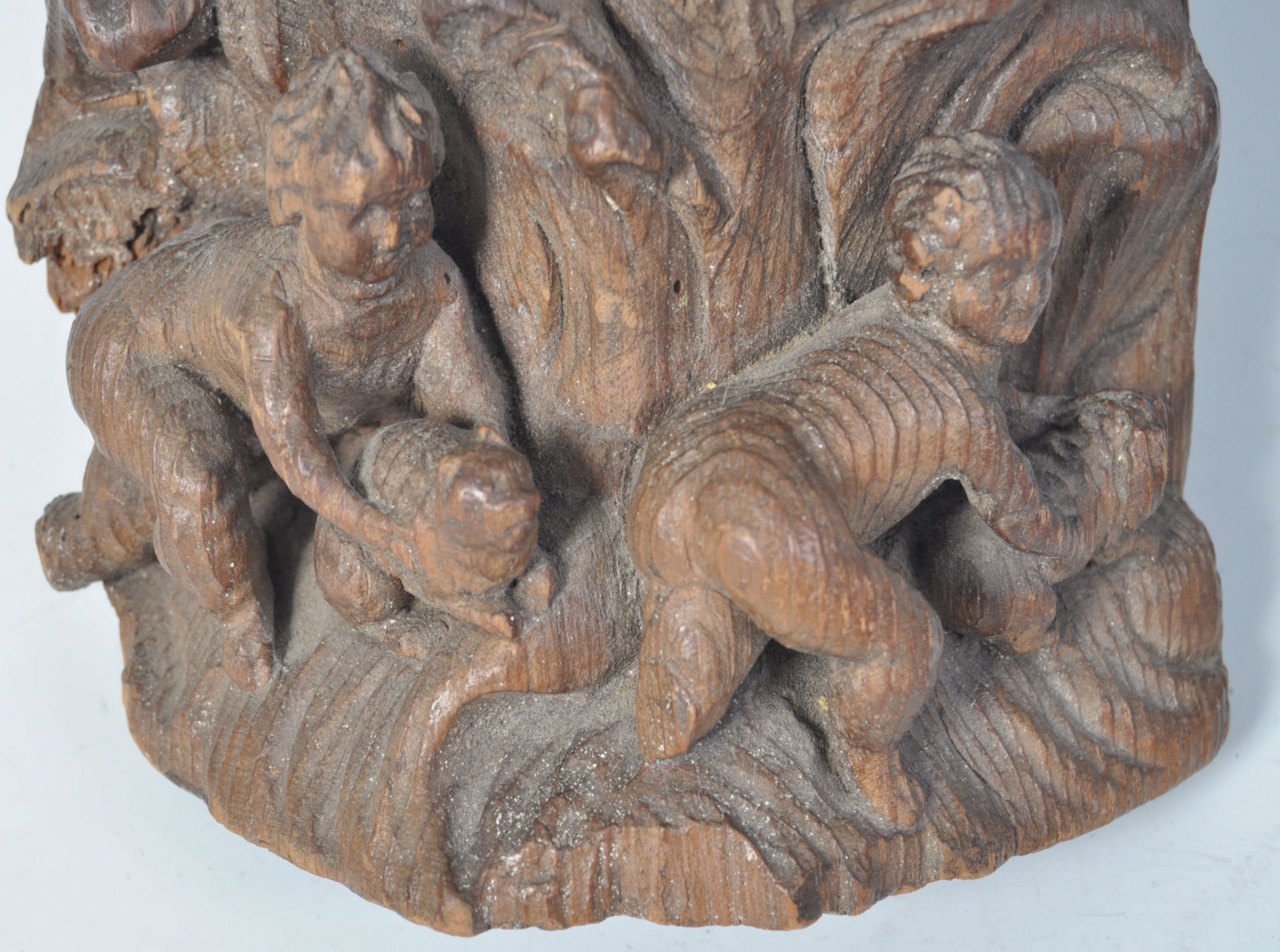 EARLY 18TH CENTURY CARVED FIGURINE GROUP OF CHERUBS CLIMBING TREE - Bild 3 aus 4