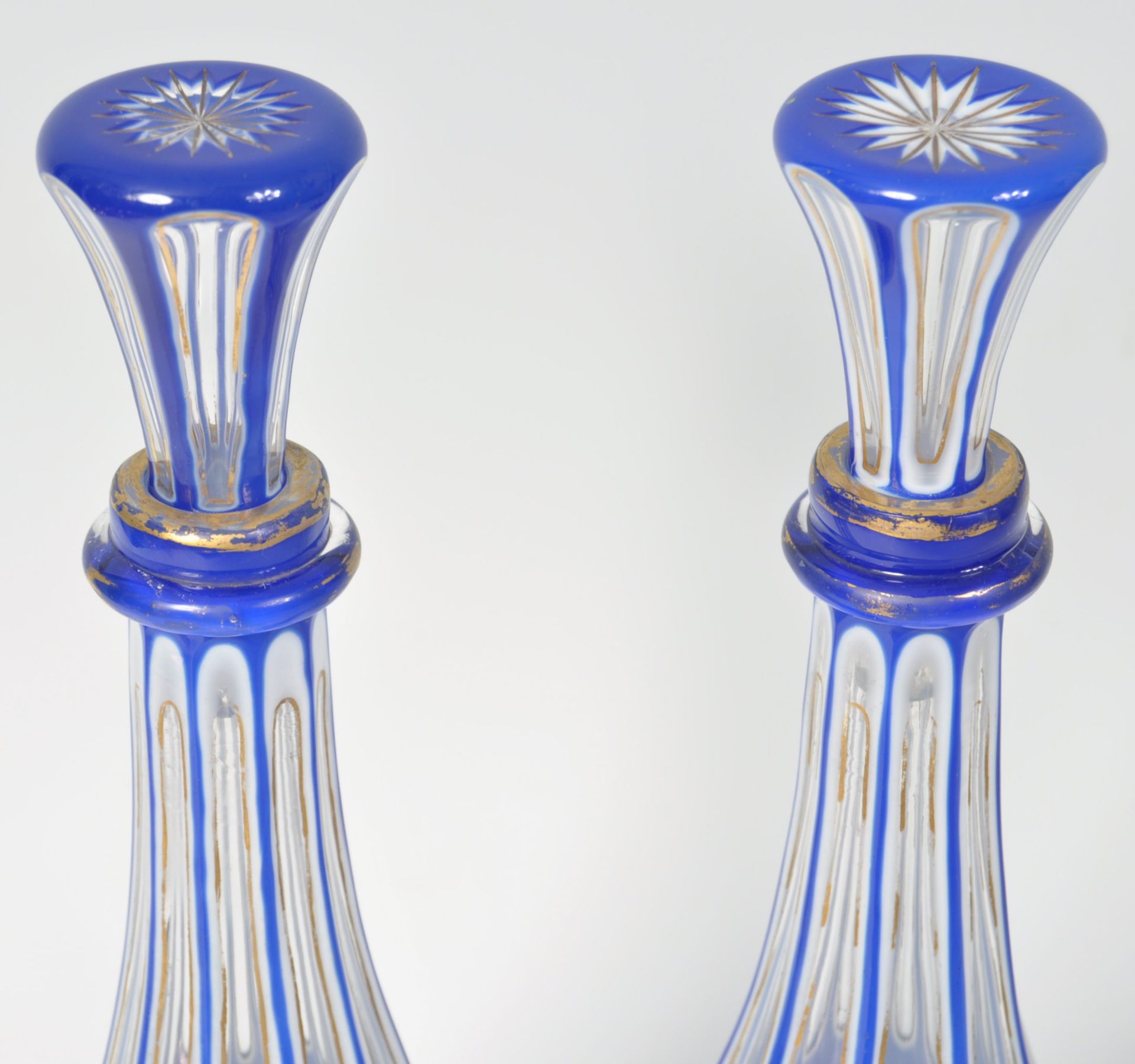 PAIR OF 19TH CENTURY BLUE AND WHITE GILT OVERLAY DECANTERS - Bild 2 aus 5