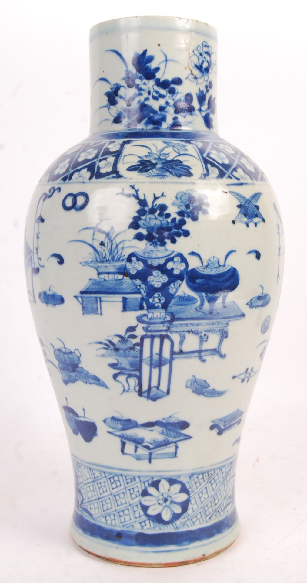 ANTIQUE CHINESE BLUE AND WHITE PORCELAIN VASE