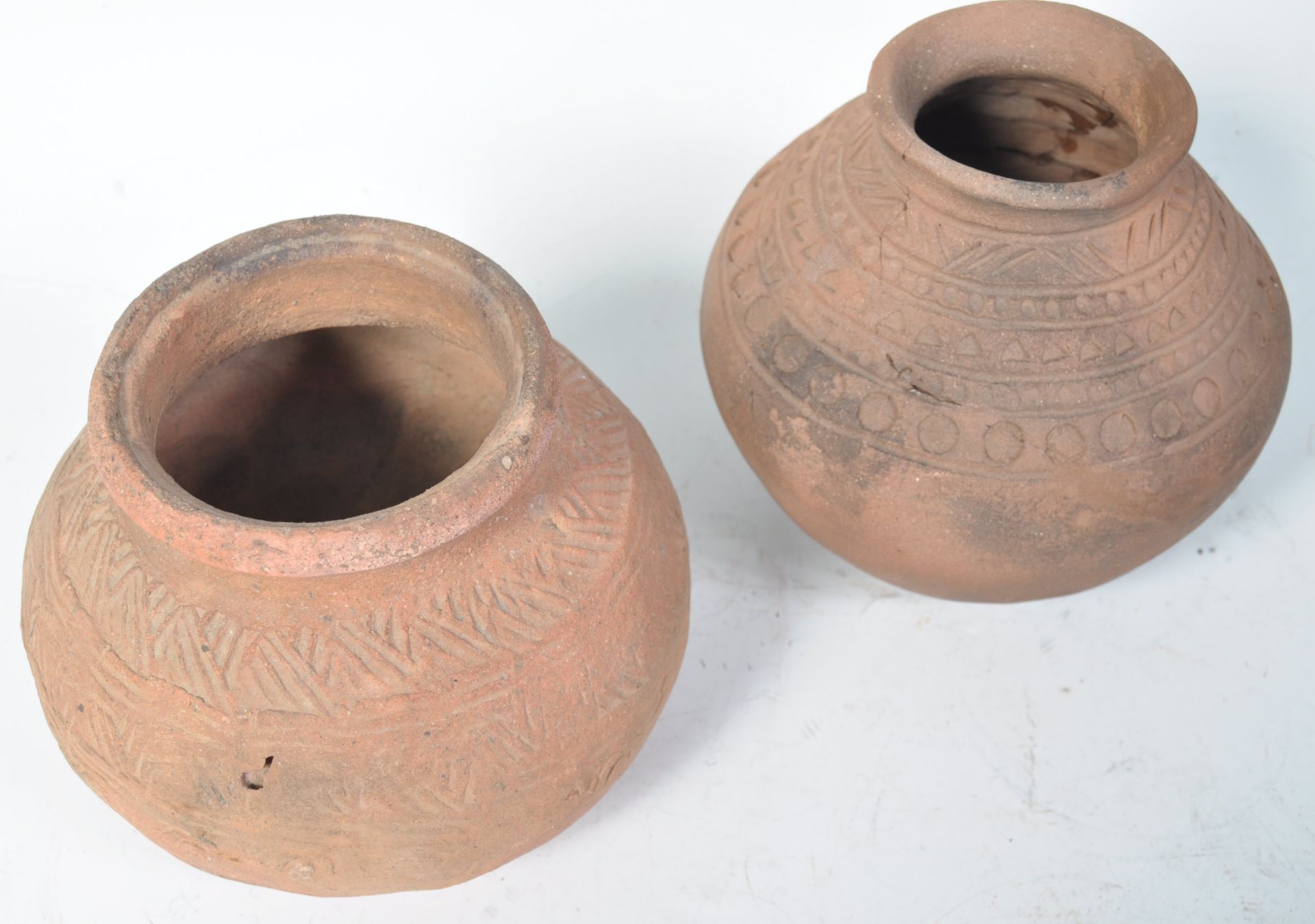 TWO ANCIENT SAXON POTTERY BURIAL POTS - Bild 2 aus 3