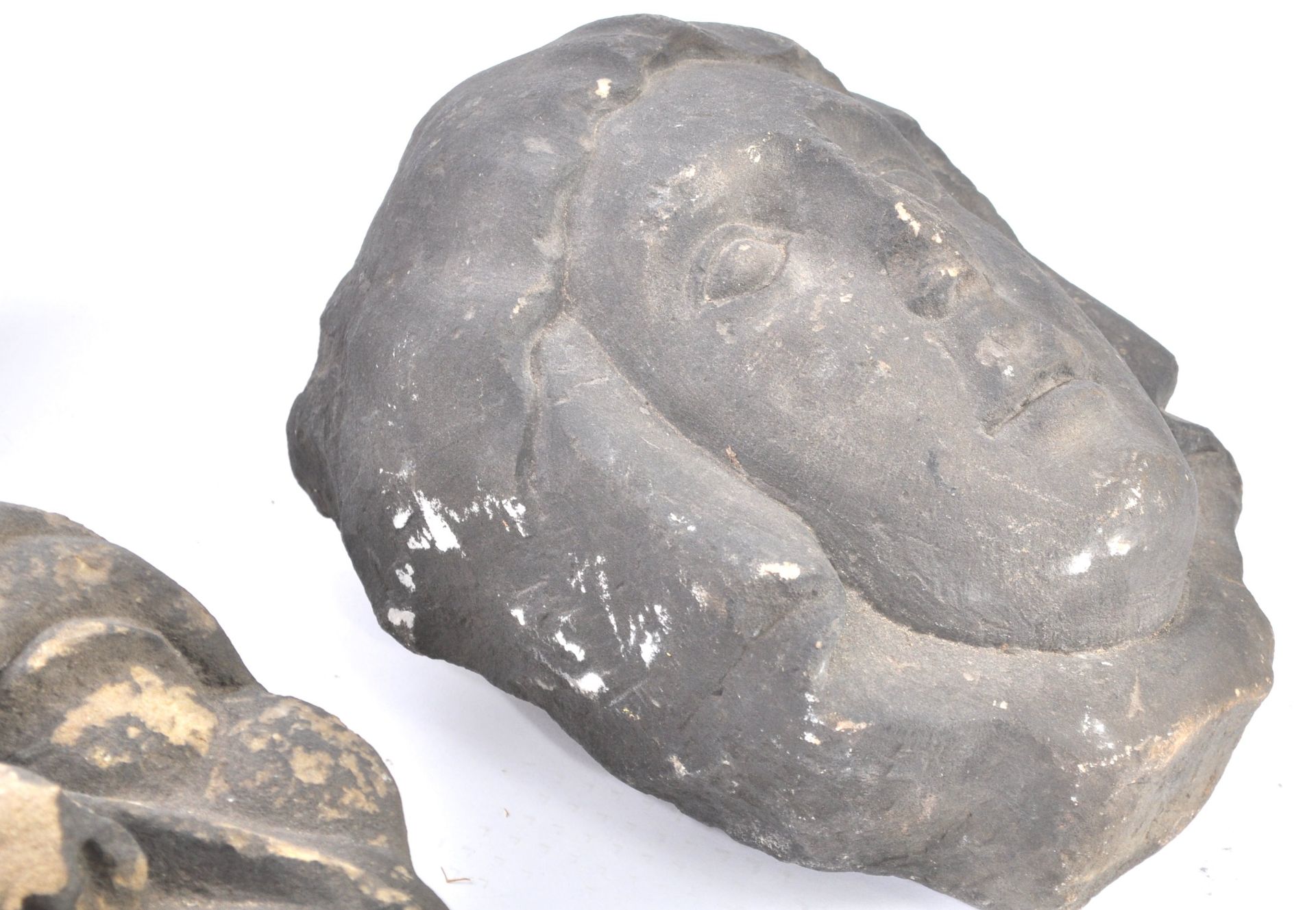 A PAIR OF EARLY CARVED STONE MEDIEVAL CARVED HEADS - Bild 6 aus 11