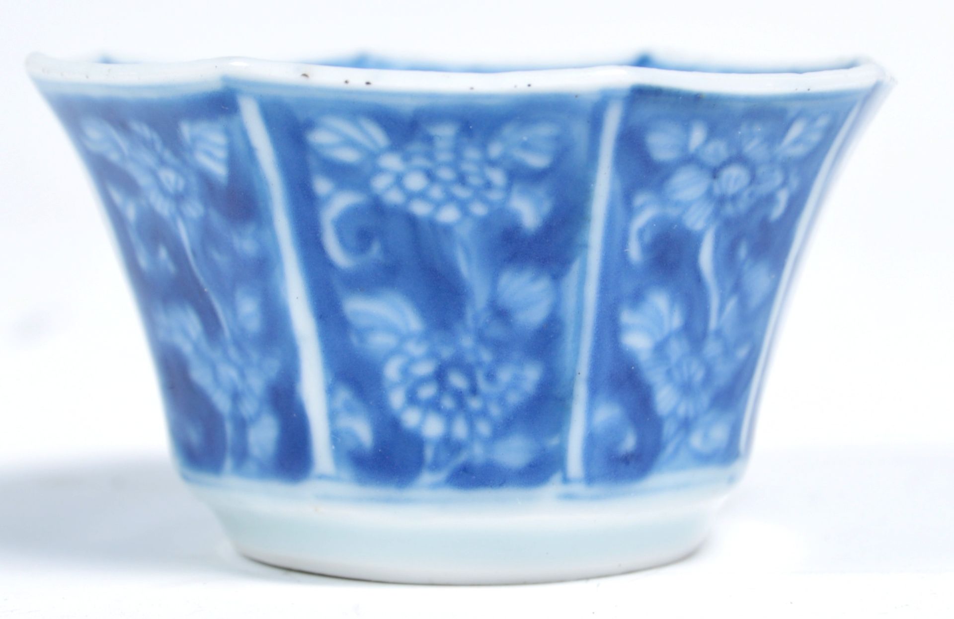 18TH CENTURY CHINESE BLUE AND WHITE PORCELAIN OCTAGONAL TEA BOWL