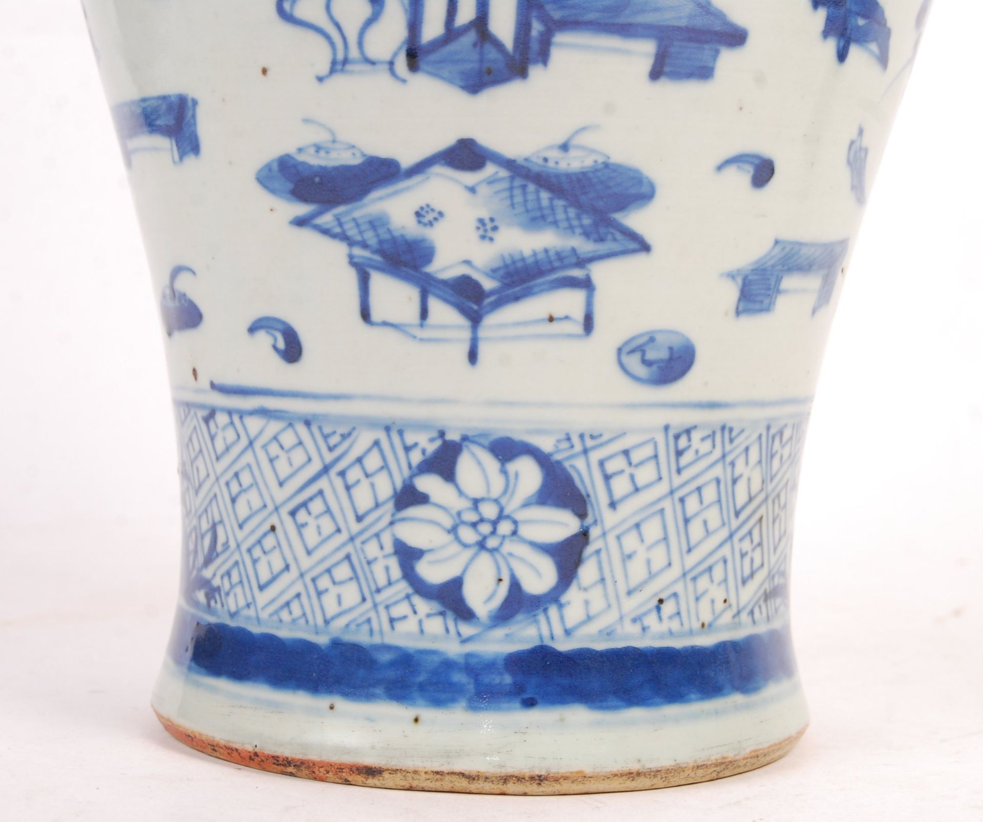 ANTIQUE CHINESE BLUE AND WHITE PORCELAIN VASE - Bild 4 aus 6