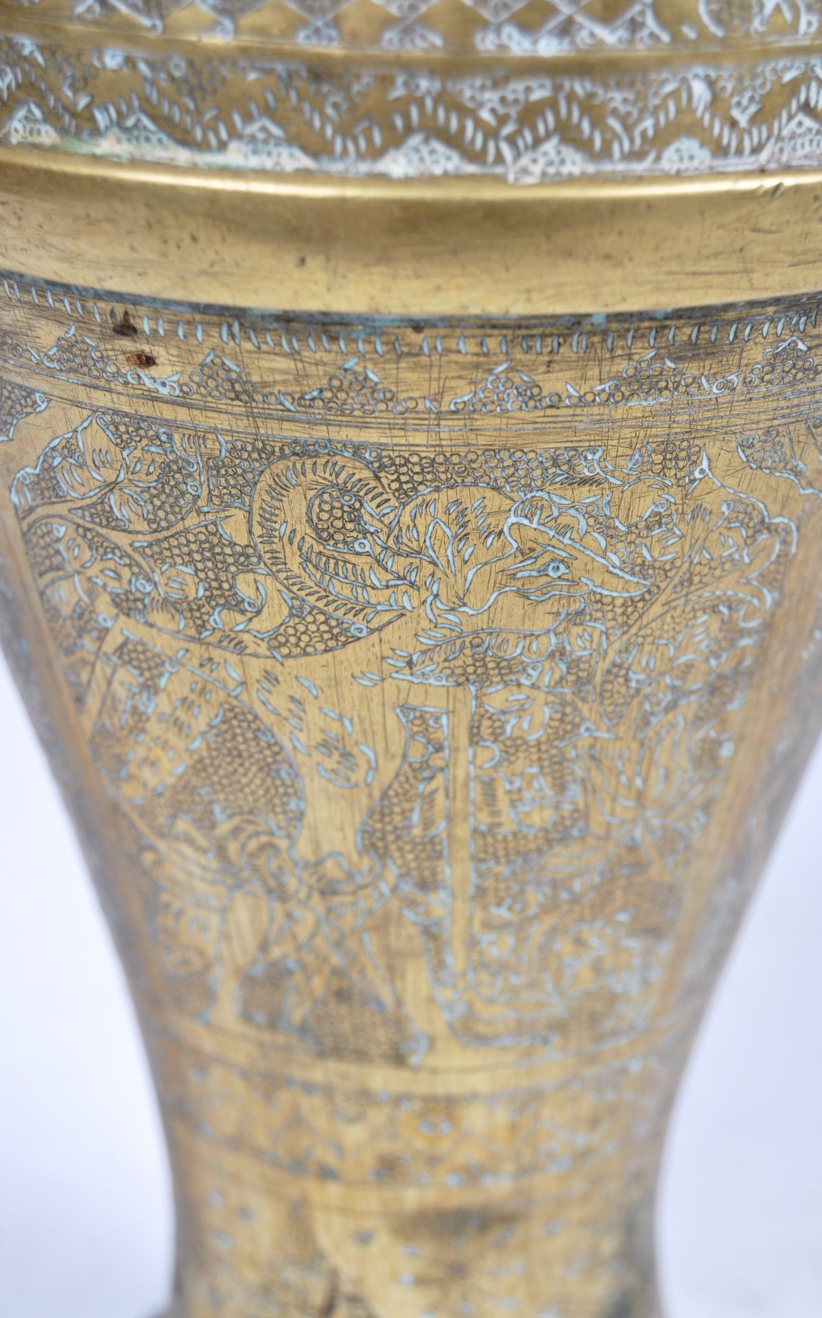 ANTIQUE INDIAN BRASS VASE OF TAPERING FORM WITH MASKED FIGURES - Bild 4 aus 4