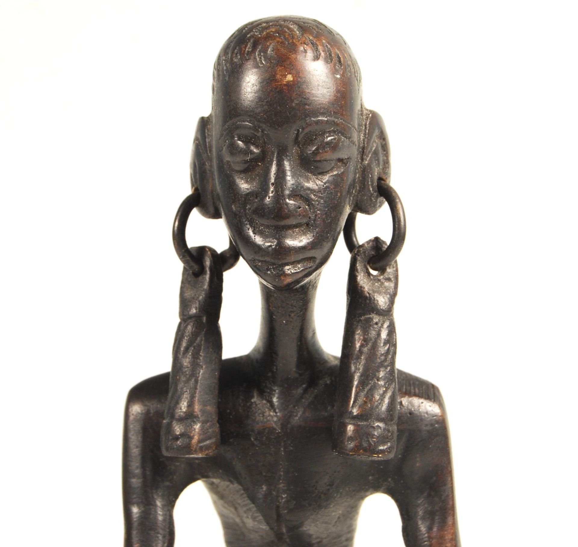 AFRICAN BRONZED FIGURAL STATUE OF A SEATED WOMAN - Bild 3 aus 4
