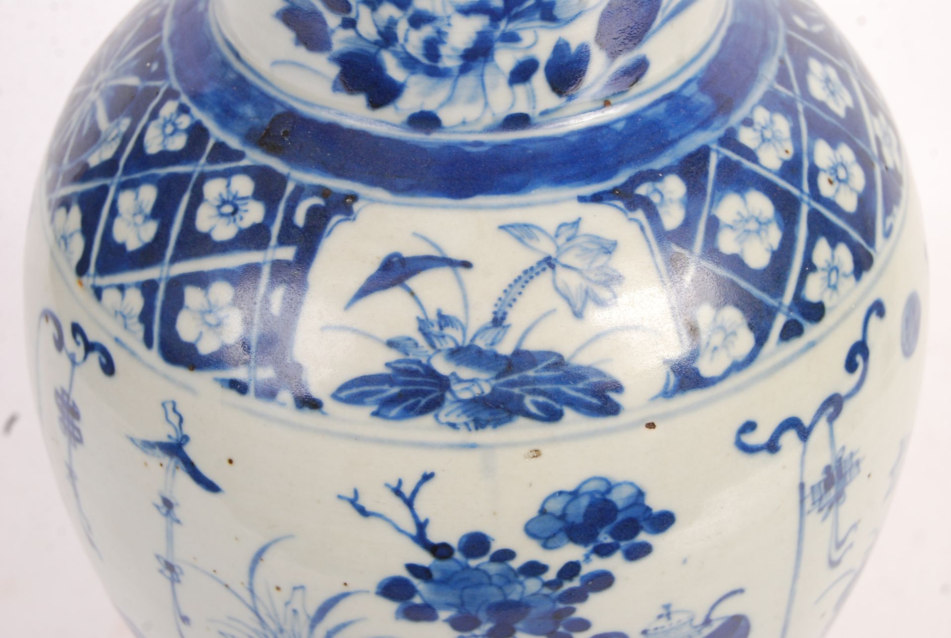 ANTIQUE CHINESE BLUE AND WHITE PORCELAIN VASE - Bild 3 aus 6