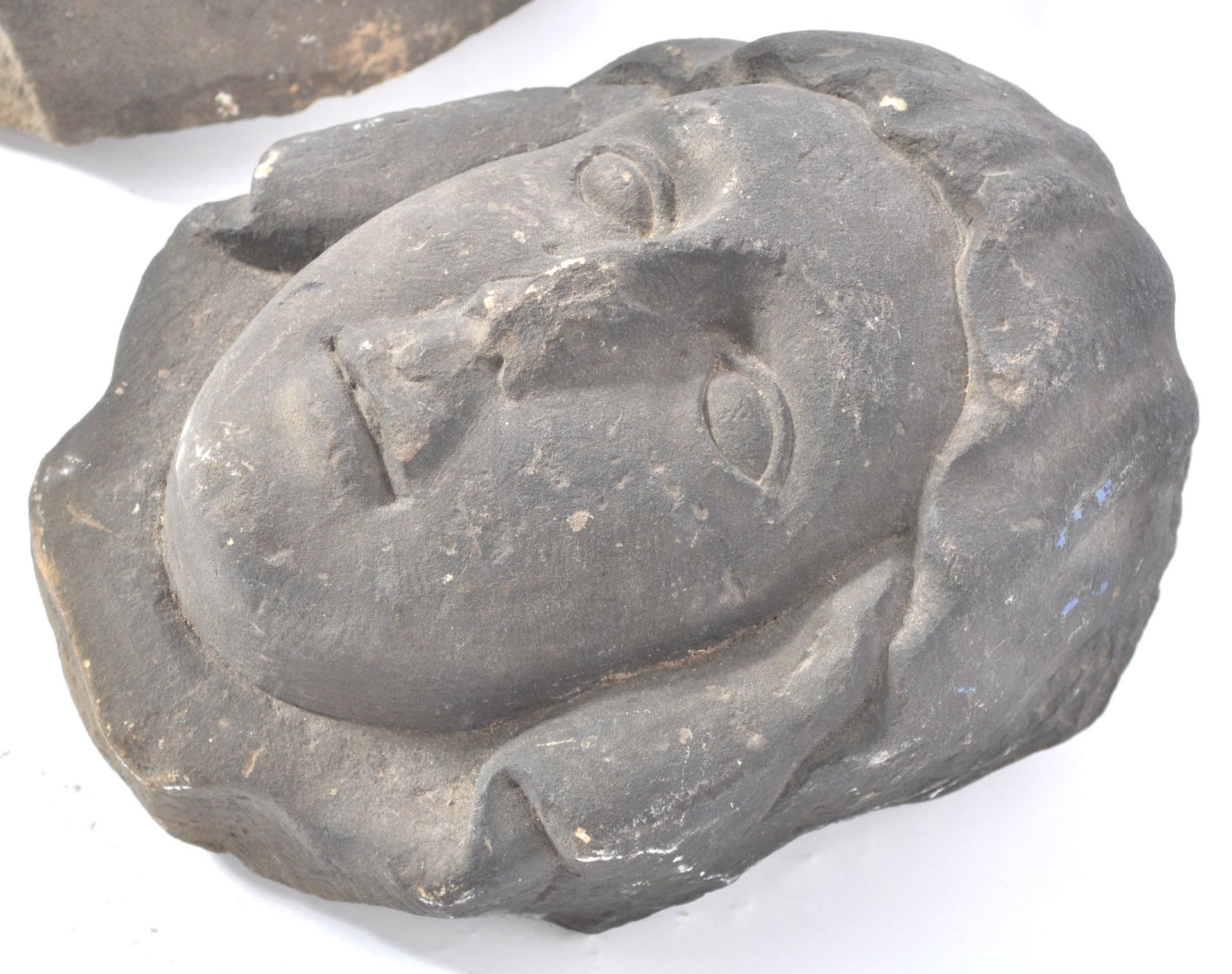 A PAIR OF EARLY CARVED STONE MEDIEVAL CARVED HEADS - Bild 8 aus 11