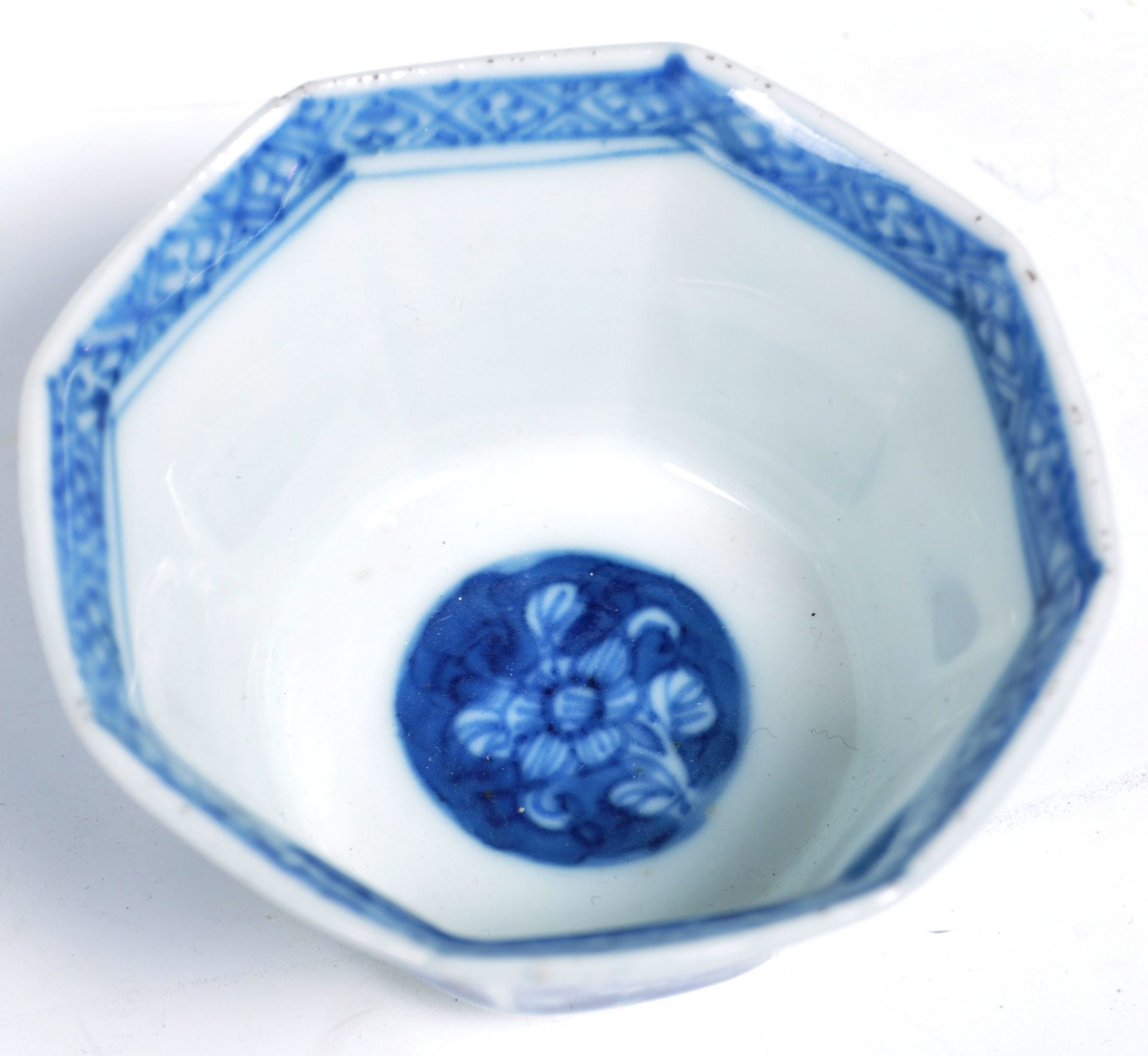 18TH CENTURY CHINESE BLUE AND WHITE PORCELAIN OCTAGONAL TEA BOWL - Bild 2 aus 3