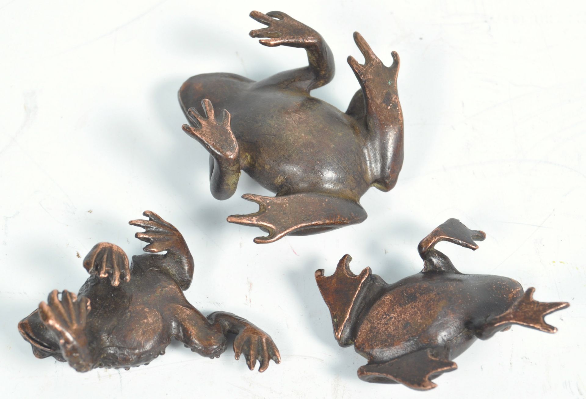COLLECTION OF JAPANESE MEIJI BRONZE FROG AND TOAD FIGURINES - Bild 3 aus 4