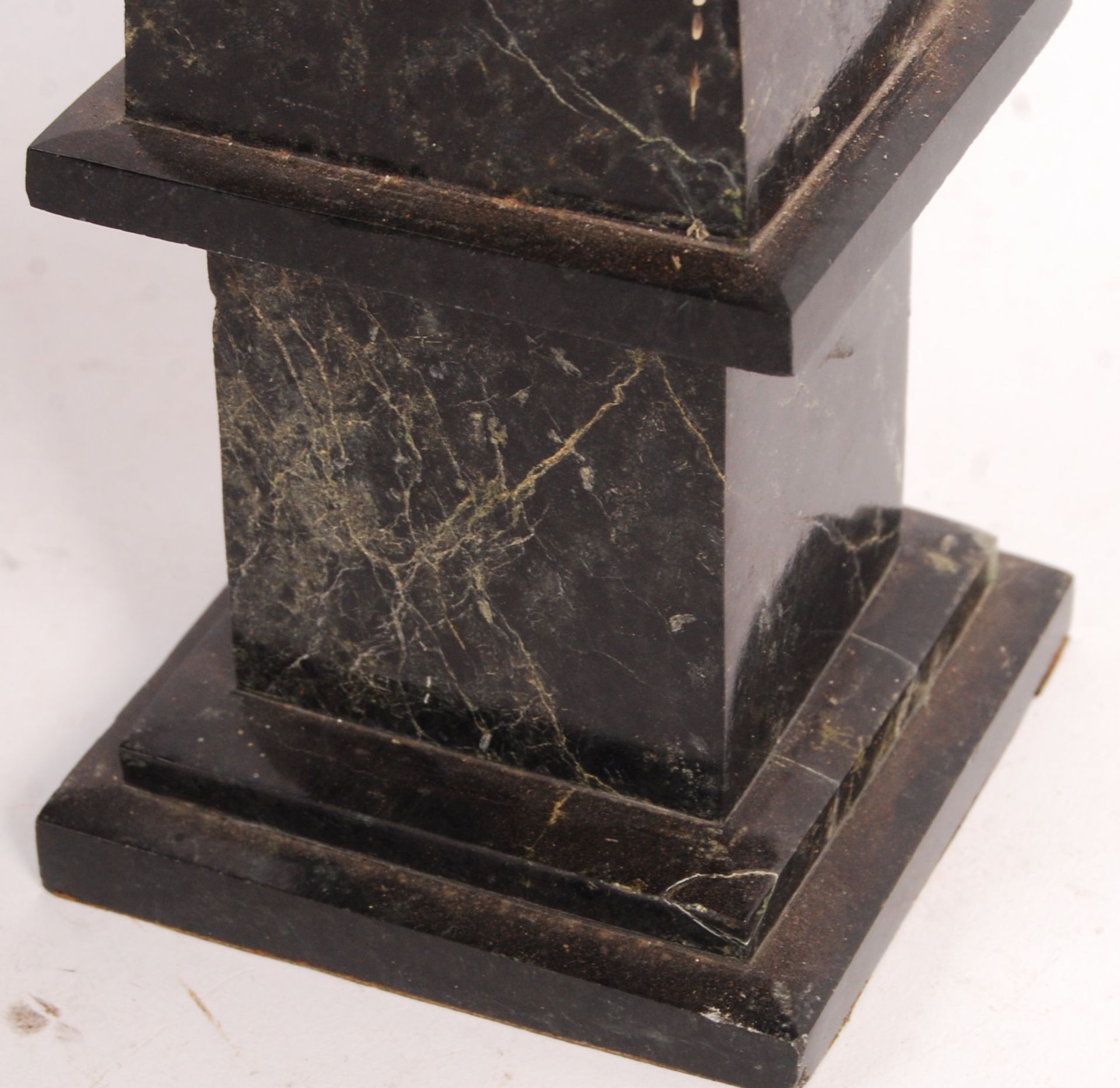 PAIR OF 19TH CENTURY ANTIQUE BLACK MARBLE OBELISKS - Bild 3 aus 5