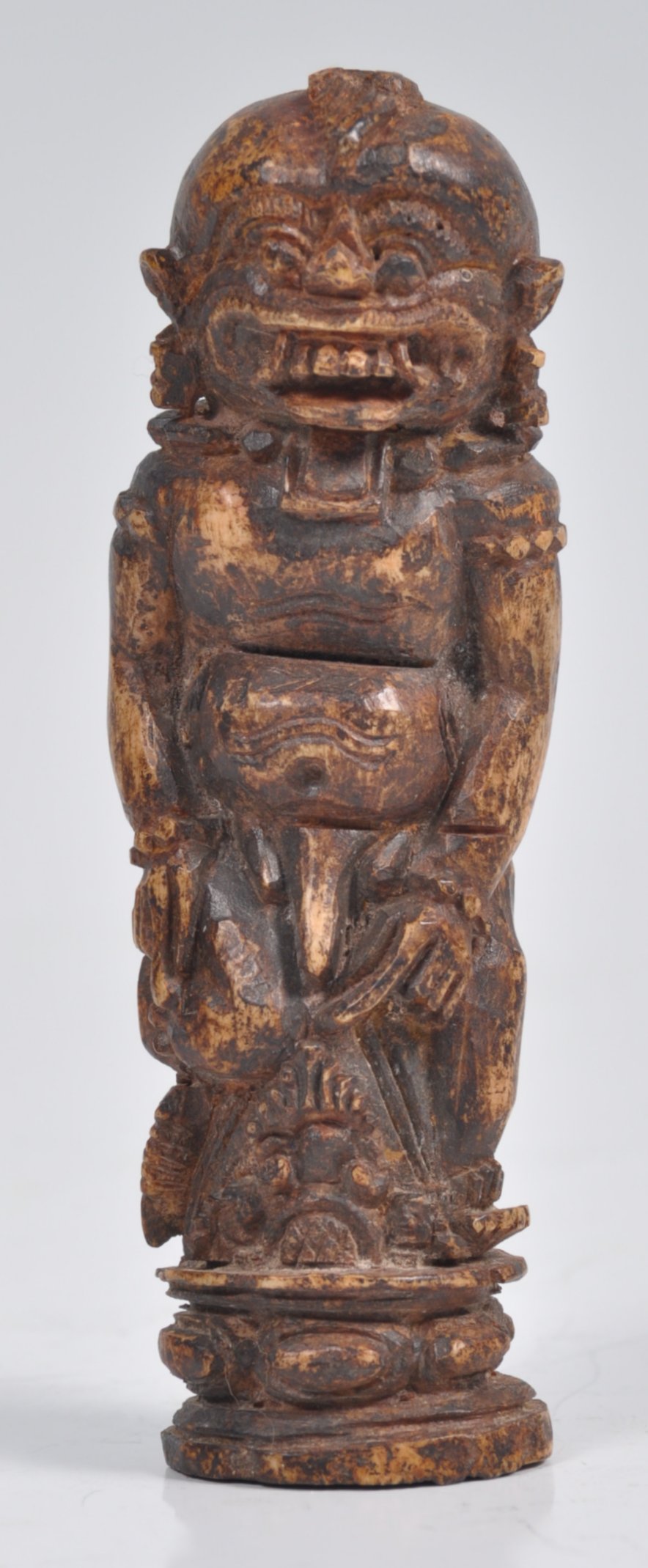 UNUSUAL INDONESIAN CARVED BONE SCULPTURE OF AN ANCIENT DEITY