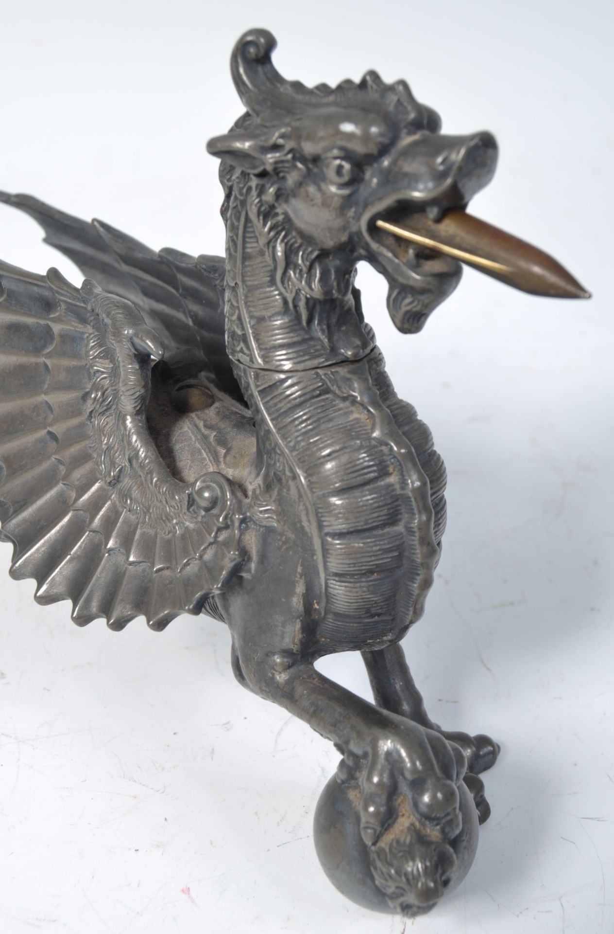 19TH CENTURY SILVER PLATED AND HORN DRAGON TABLE LIGHTER - Image 4 of 7