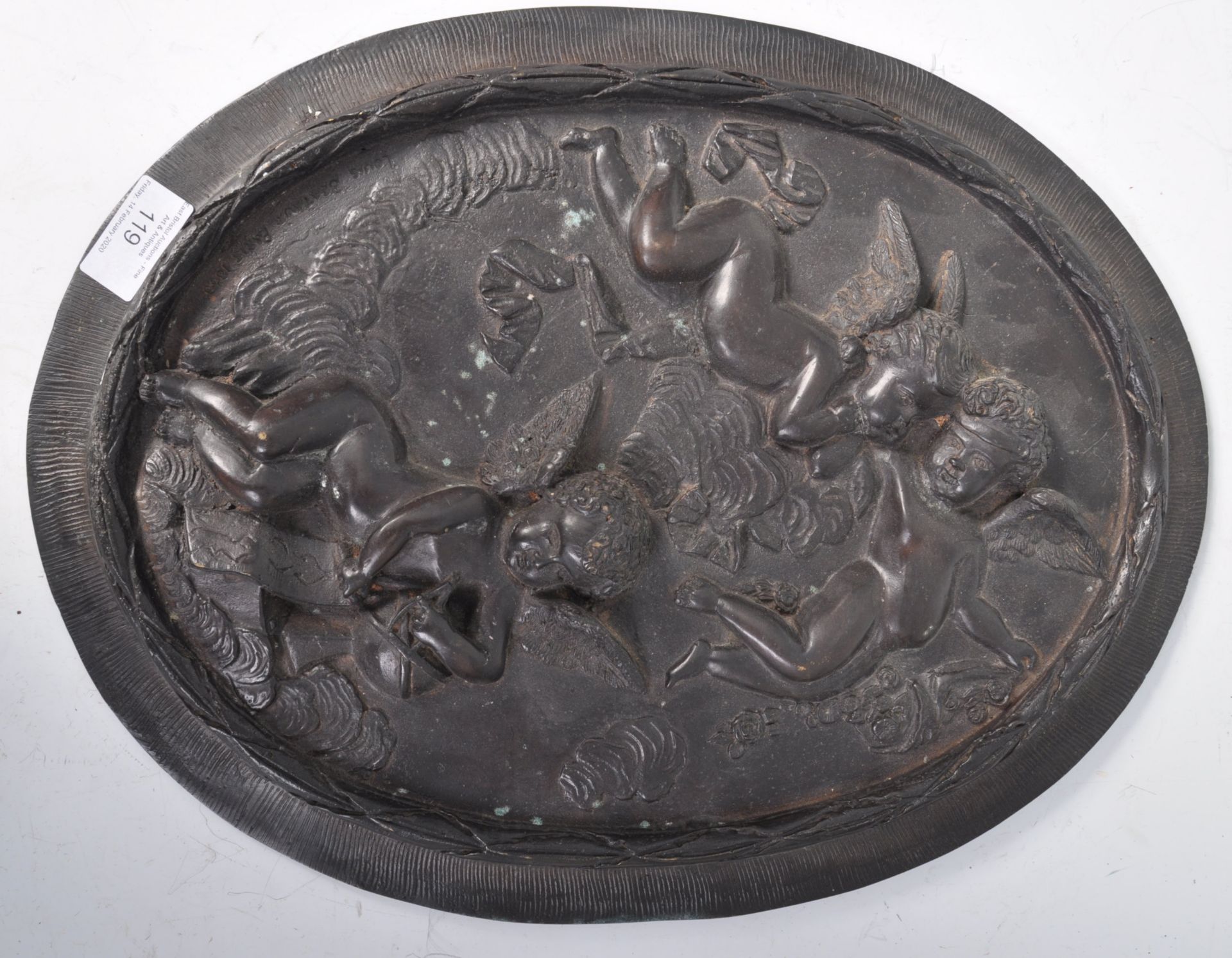 19TH CENTURY ANTIQUE BRONZE OVAL PLAQUE DEPICTING CHERUBS