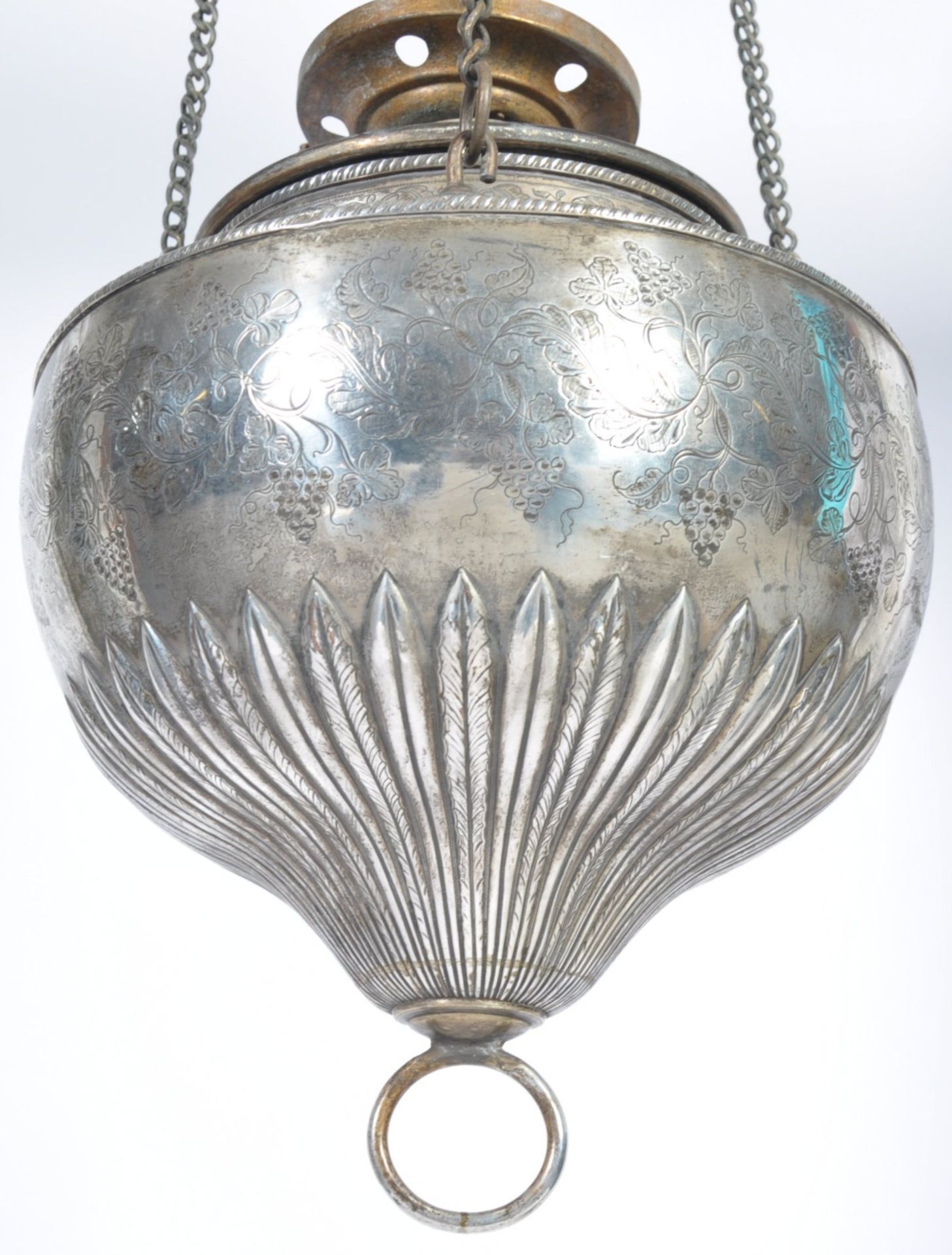 19TH CENTURY ECCLESIASTICAL SILVER PLATES VIGIL OIL LAMP. - Bild 4 aus 5