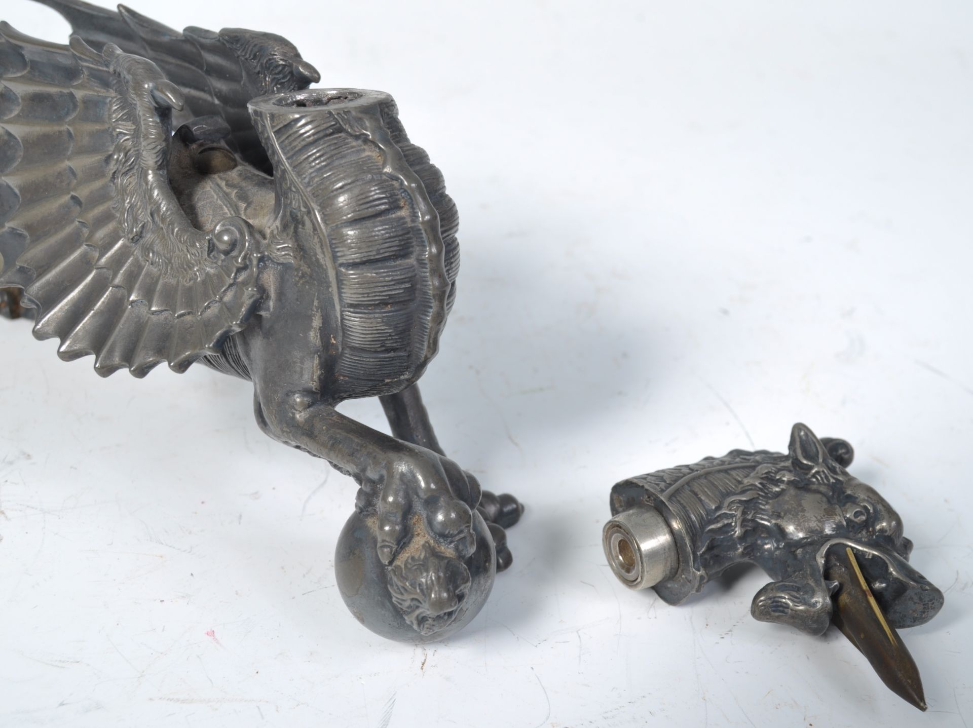 19TH CENTURY SILVER PLATED AND HORN DRAGON TABLE LIGHTER - Image 5 of 7