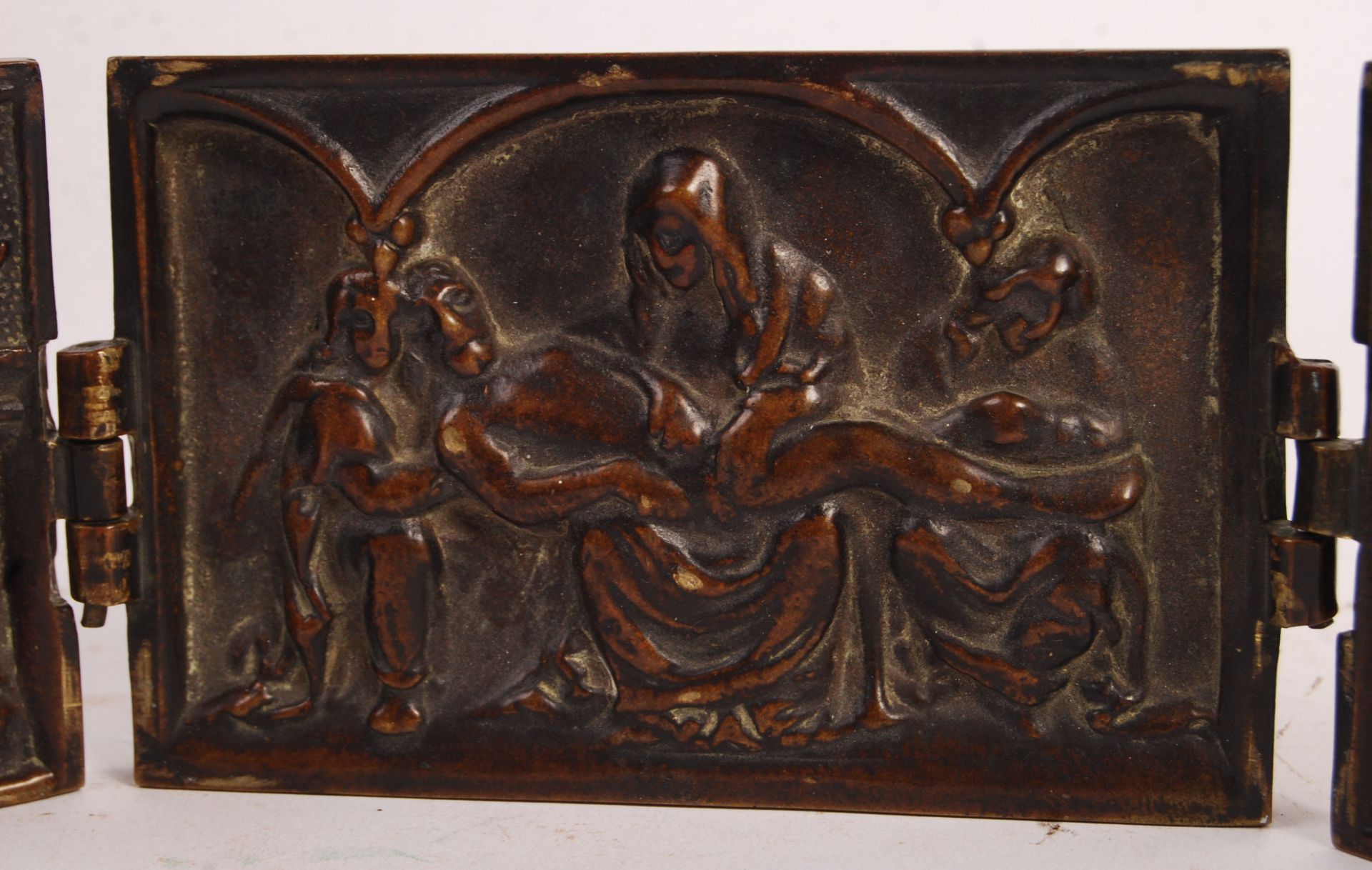 17TH CENTURY BRONZE TRIPTYCH OF THE DEPOSITION OF CHRIST - Bild 3 aus 5