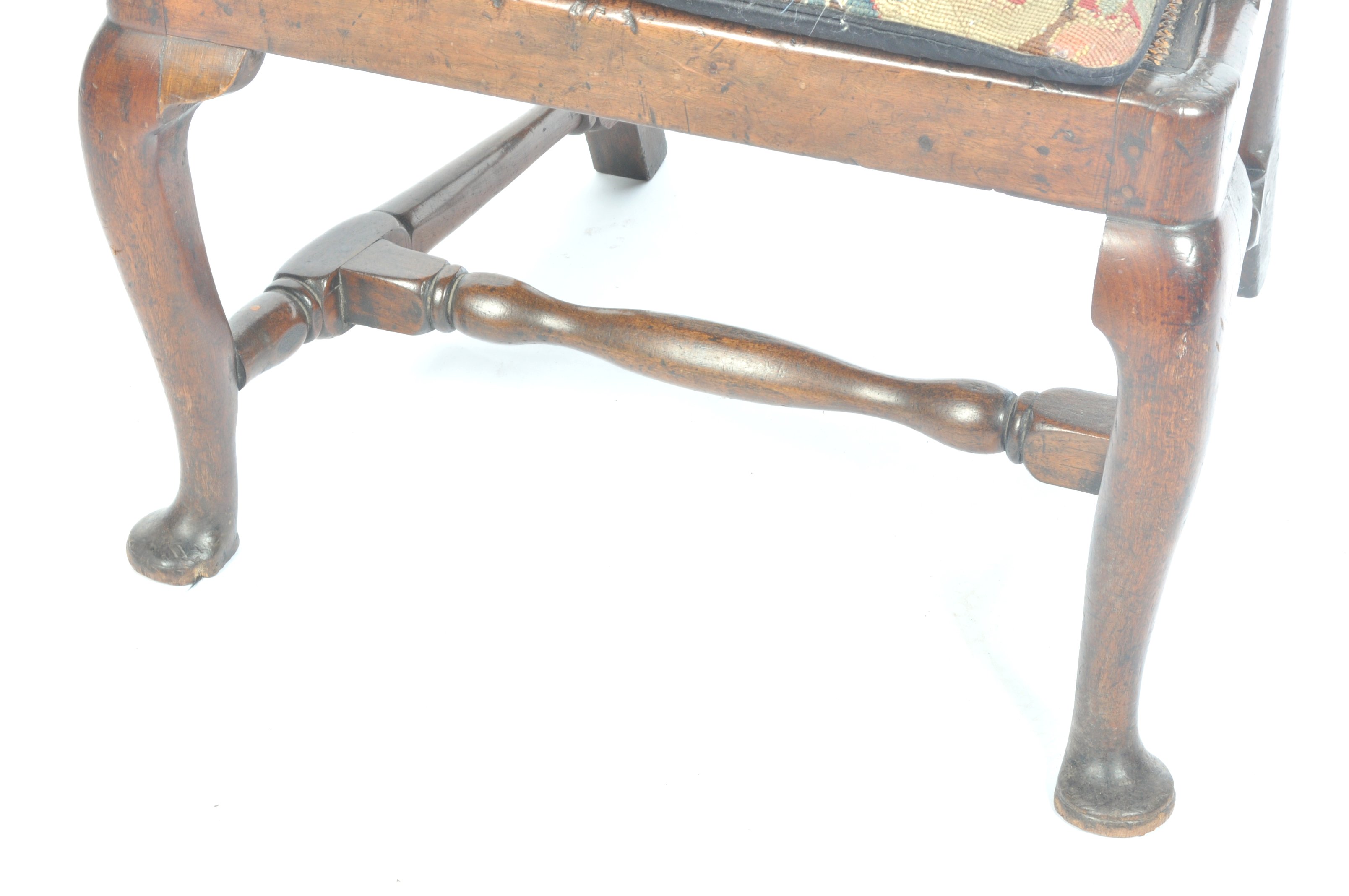 EARLY 18TH CENTURY GEORGIAN WALNUT ARM CHAIR - Image 4 of 7