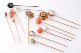 COLLECTION OF 13 GOLD VICTORIAN AND LATER STICK / HAT PINS