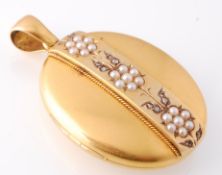 19TH CENTURY GOLD PEARL AND DIAMOND FILIGREE WORKED LOCKET