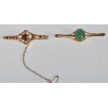A Victorian hallmarked 9ct yellow gold bar brooch and safety. The brooch of decorative form set with