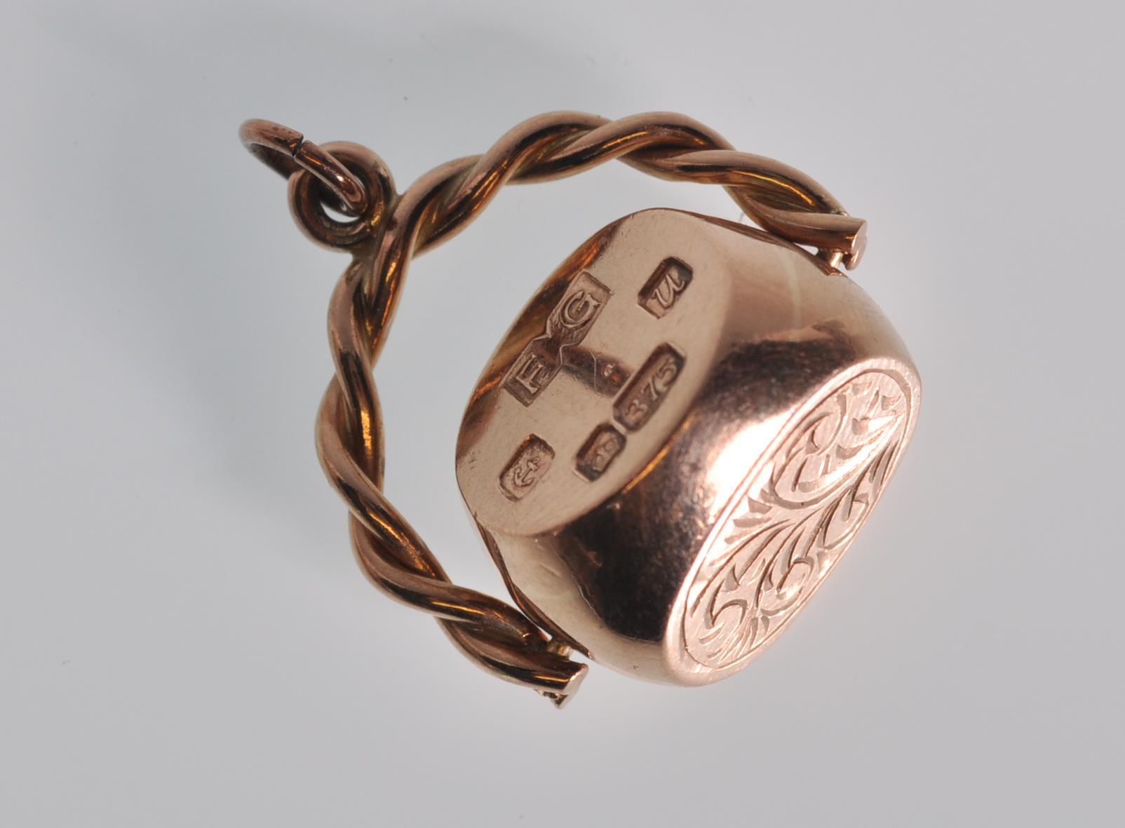 A good 9ct rose gold swivel fob having finely engraved floral and scroll decoration on a rope - Image 2 of 6