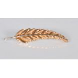 A stamped 750 18ct yellow gold brooch in the form form of a leaf with engraved textured detailing.