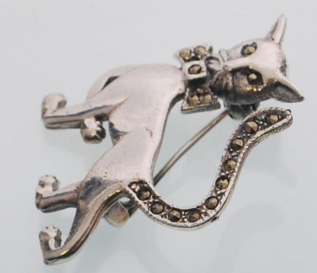 A sterling silver and marcasite brooch in the form of a cat wearing a bow tie. Gross weight 6.1 - Image 3 of 6
