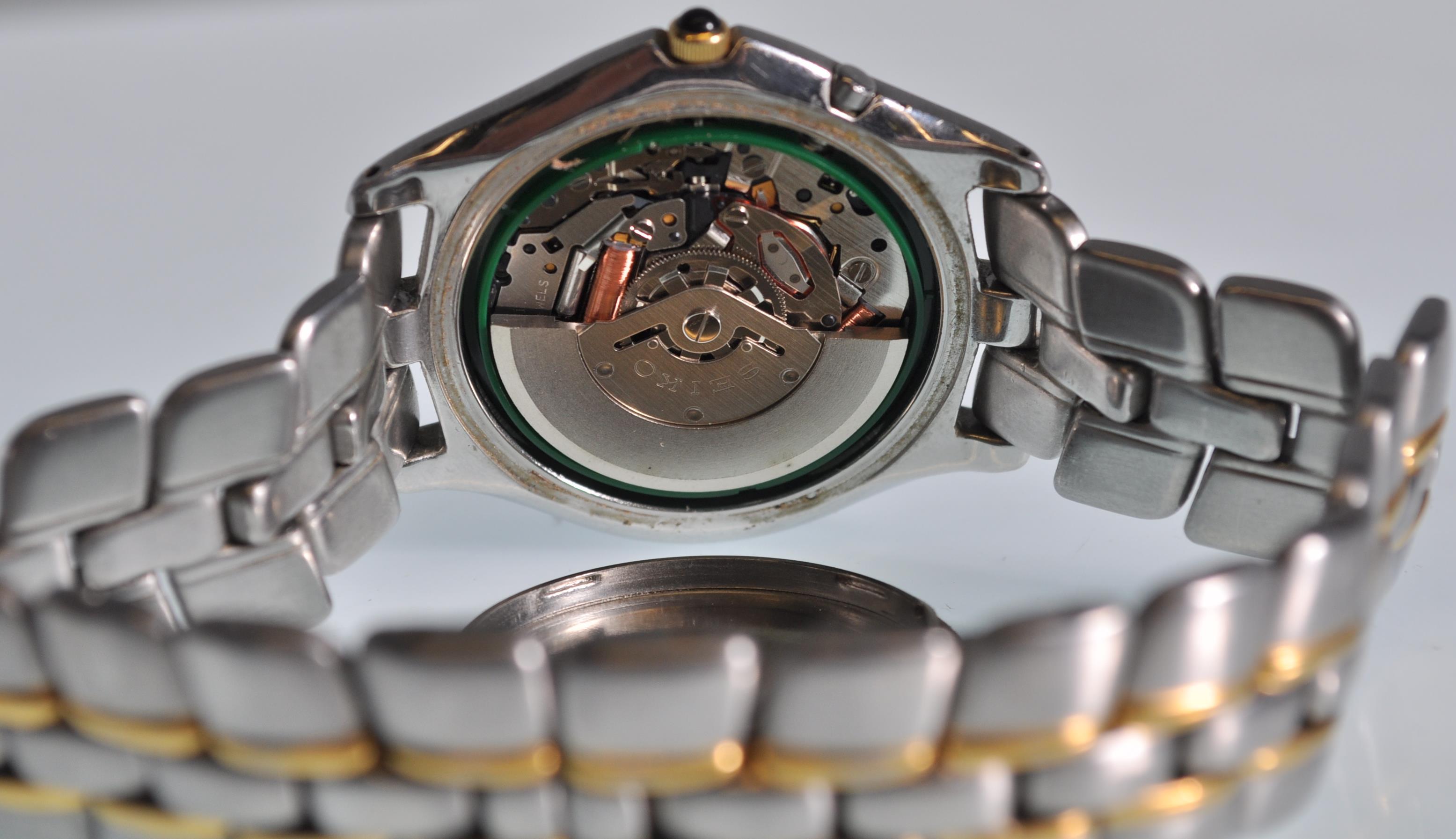 A gents Seiko Kinetic wristwatch having a textured silvered dial with gilt baton markers and hands - Image 5 of 6